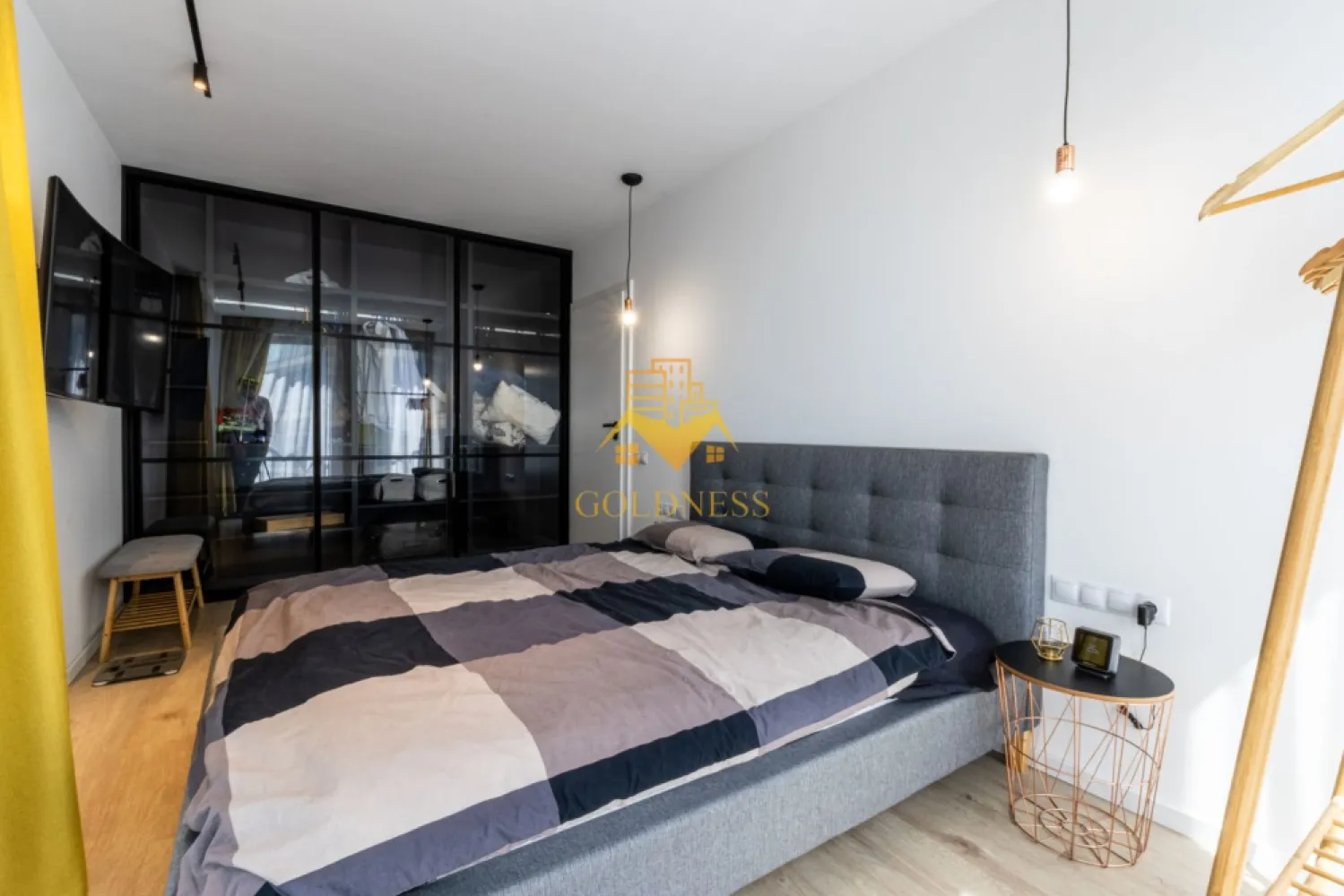 2 camere Modern, garaj, bloc nou, Zorilor zona Golden Tulip, LIDL - GOLDNESS Imobiliare vă propune spre închiriere un apartament cu 2 camere complet mobilat și utilat, la etajul 5 într-un imobil de 14 etaje, în Cartierul Zorilor.
Dispune de loc de parcare subterana!
Se află în apropierea stațiilor de transport în comun, magazine, restaurante, spații verzi, farmacii, etc. 

Apartamentul este compartimentat astfel:
 - dormitor cu pat matrimonial, dressing, noptiere
 - living cu bucatarie open space complet utilată și mobilată, canapea extensibilă, loc de servit masa 
 - baie cu cabina de dus, calorifer port prosop și dulap pentru depozitare.
 - terasa de 12 mp.

Imobilul este dotat cu toate cele necesare- centrală proprie, frigider, aragaz, hotă, mașină de spălat haine, etc. 

Dacă sunteți interesați de acest apartament și doriți să îl vizionați, dar și pentru alte oferte nu ezitați să ne contactați telefonic sau prin e-mail. Vă stăm la dispoziție!
Pentru intermediere se percepe un comision de 50% din prețul chiriei!