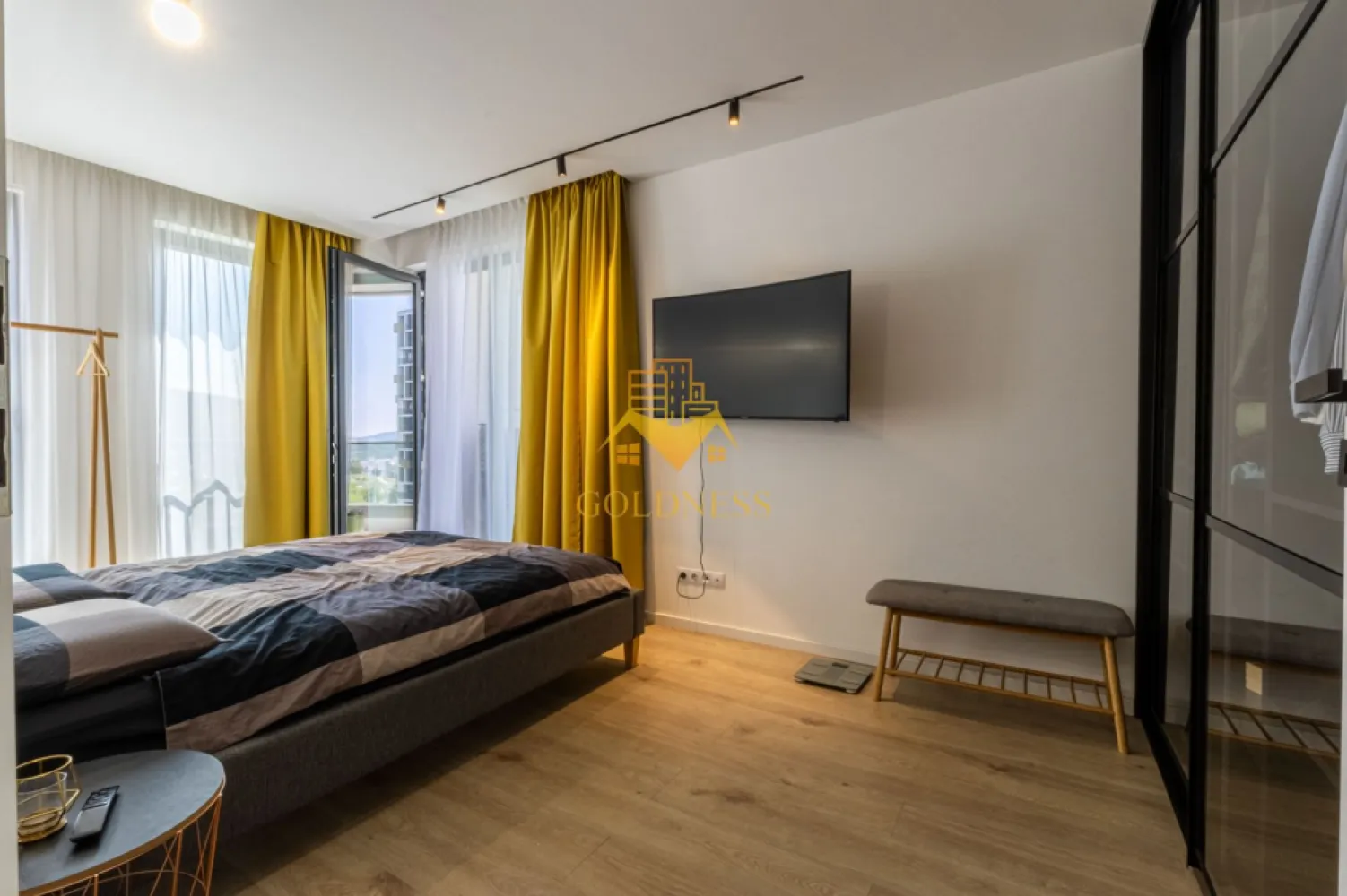 2 camere Modern, garaj, bloc nou, Zorilor zona Golden Tulip, LIDL - GOLDNESS Imobiliare vă propune spre închiriere un apartament cu 2 camere complet mobilat și utilat, la etajul 5 într-un imobil de 14 etaje, în Cartierul Zorilor.
Dispune de loc de parcare subterana!
Se află în apropierea stațiilor de transport în comun, magazine, restaurante, spații verzi, farmacii, etc. 

Apartamentul este compartimentat astfel:
 - dormitor cu pat matrimonial, dressing, noptiere
 - living cu bucatarie open space complet utilată și mobilată, canapea extensibilă, loc de servit masa 
 - baie cu cabina de dus, calorifer port prosop și dulap pentru depozitare.
 - terasa de 12 mp.

Imobilul este dotat cu toate cele necesare- centrală proprie, frigider, aragaz, hotă, mașină de spălat haine, etc. 

Dacă sunteți interesați de acest apartament și doriți să îl vizionați, dar și pentru alte oferte nu ezitați să ne contactați telefonic sau prin e-mail. Vă stăm la dispoziție!
Pentru intermediere se percepe un comision de 50% din prețul chiriei!