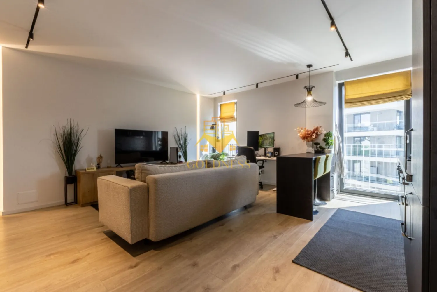 2 camere Modern, garaj, bloc nou, Zorilor zona Golden Tulip, LIDL - GOLDNESS Imobiliare vă propune spre închiriere un apartament cu 2 camere complet mobilat și utilat, la etajul 5 într-un imobil de 14 etaje, în Cartierul Zorilor.
Dispune de loc de parcare subterana!
Se află în apropierea stațiilor de transport în comun, magazine, restaurante, spații verzi, farmacii, etc. 

Apartamentul este compartimentat astfel:
 - dormitor cu pat matrimonial, dressing, noptiere
 - living cu bucatarie open space complet utilată și mobilată, canapea extensibilă, loc de servit masa 
 - baie cu cabina de dus, calorifer port prosop și dulap pentru depozitare.
 - terasa de 12 mp.

Imobilul este dotat cu toate cele necesare- centrală proprie, frigider, aragaz, hotă, mașină de spălat haine, etc. 

Dacă sunteți interesați de acest apartament și doriți să îl vizionați, dar și pentru alte oferte nu ezitați să ne contactați telefonic sau prin e-mail. Vă stăm la dispoziție!
Pentru intermediere se percepe un comision de 50% din prețul chiriei!