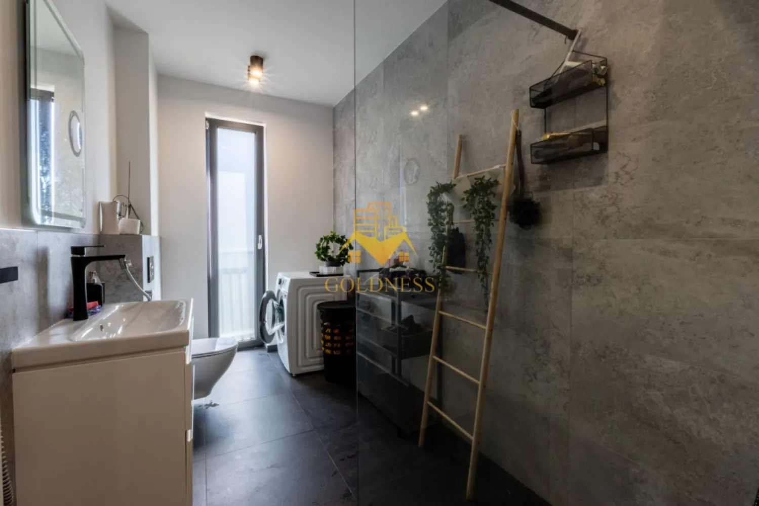 2 camere Modern, garaj, bloc nou, Zorilor zona Golden Tulip, LIDL - GOLDNESS Imobiliare vă propune spre închiriere un apartament cu 2 camere complet mobilat și utilat, la etajul 5 într-un imobil de 14 etaje, în Cartierul Zorilor.
Dispune de loc de parcare subterana!
Se află în apropierea stațiilor de transport în comun, magazine, restaurante, spații verzi, farmacii, etc. 

Apartamentul este compartimentat astfel:
 - dormitor cu pat matrimonial, dressing, noptiere
 - living cu bucatarie open space complet utilată și mobilată, canapea extensibilă, loc de servit masa 
 - baie cu cabina de dus, calorifer port prosop și dulap pentru depozitare.
 - terasa de 12 mp.

Imobilul este dotat cu toate cele necesare- centrală proprie, frigider, aragaz, hotă, mașină de spălat haine, etc. 

Dacă sunteți interesați de acest apartament și doriți să îl vizionați, dar și pentru alte oferte nu ezitați să ne contactați telefonic sau prin e-mail. Vă stăm la dispoziție!
Pentru intermediere se percepe un comision de 50% din prețul chiriei!