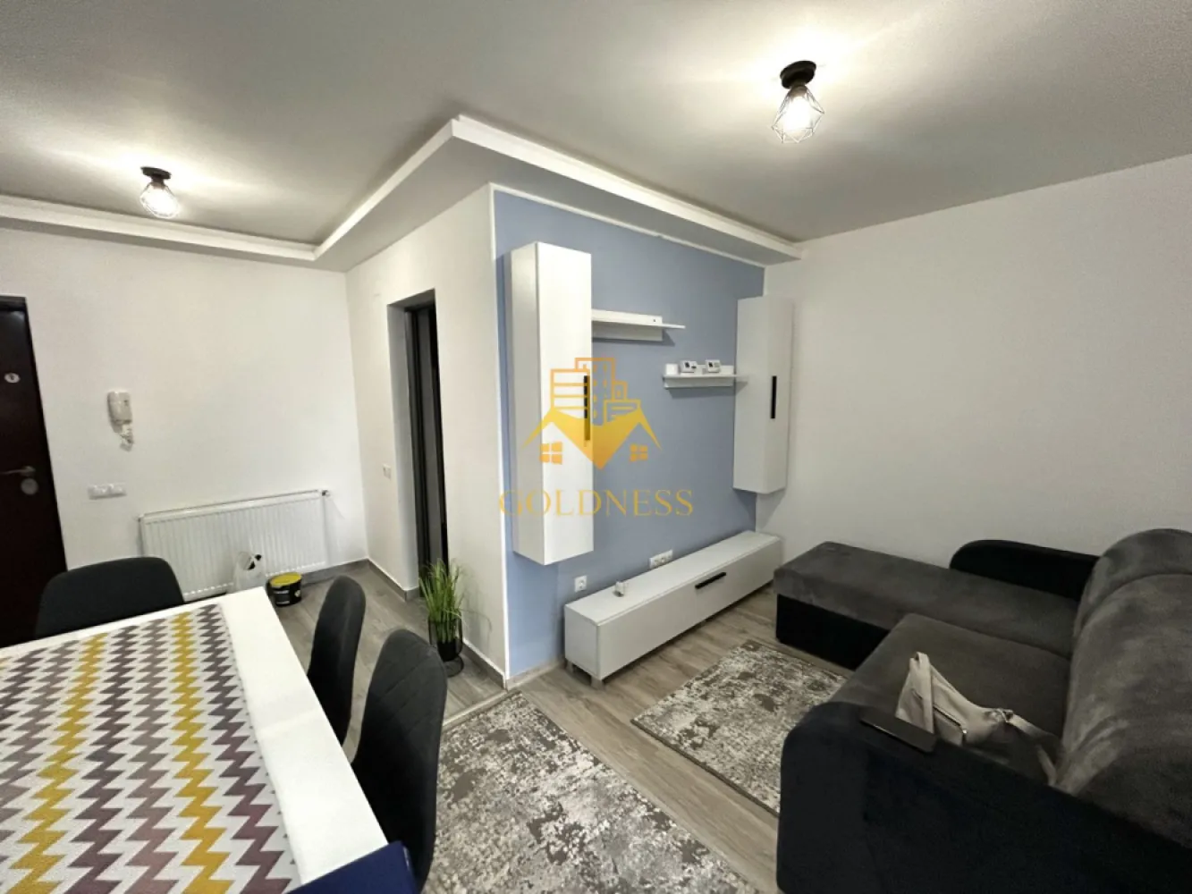 2 camere open space, Parcare, Modern, Stejarului, Panemar, Floresti - GOLDNESS Imobiliare vă propune spre închiriere un apartament cu 2 camere open space, complet mobilat și utilat, la etajul 1 într-un imobil de 4 etaje, situat în Floresti.
Dispune de loc de parcare!
Se află în apropierea stațiilor de transport în comun, magazine, restaurante, spații verzi, farmacii, etc. 

Apartamentul este compartimentat astfel:
 - dormitor cu pat matrimonial, dressing, noptiere
 - living cu bucatarie open space complet utilată și mobilată, canapea extensibilă, loc de servit masa 
 - baie cu cabina de dus, calorifer port prosop și dulap pentru depozitare.
 - terasa de 10 mp.

Imobilul este dotat cu toate cele necesare- centrală proprie, frigider, aragaz, hotă, mașină de spălat haine si vase, etc. 

Dacă sunteți interesați de acest apartament și doriți să îl vizionați, dar și pentru alte oferte nu ezitați să ne contactați telefonic sau prin e-mail. Vă stăm la dispoziție!
Pentru intermediere se percepe un comision de 50% din prețul chiriei!