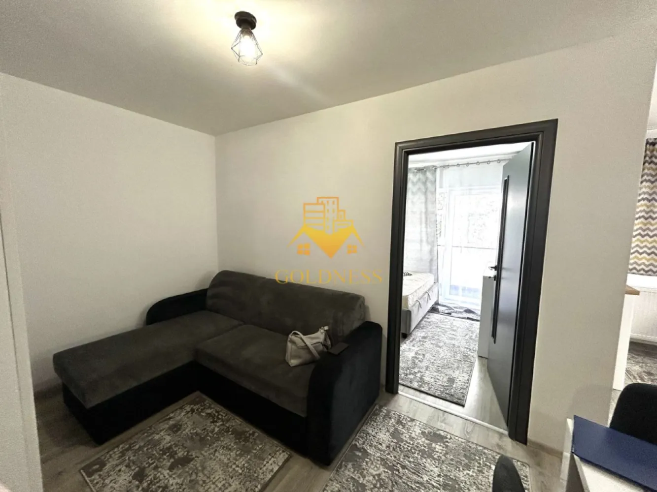 2 camere open space, Parcare, Modern, Stejarului, Panemar, Floresti - GOLDNESS Imobiliare vă propune spre închiriere un apartament cu 2 camere open space, complet mobilat și utilat, la etajul 1 într-un imobil de 4 etaje, situat în Floresti.
Dispune de loc de parcare!
Se află în apropierea stațiilor de transport în comun, magazine, restaurante, spații verzi, farmacii, etc. 

Apartamentul este compartimentat astfel:
 - dormitor cu pat matrimonial, dressing, noptiere
 - living cu bucatarie open space complet utilată și mobilată, canapea extensibilă, loc de servit masa 
 - baie cu cabina de dus, calorifer port prosop și dulap pentru depozitare.
 - terasa de 10 mp.

Imobilul este dotat cu toate cele necesare- centrală proprie, frigider, aragaz, hotă, mașină de spălat haine si vase, etc. 

Dacă sunteți interesați de acest apartament și doriți să îl vizionați, dar și pentru alte oferte nu ezitați să ne contactați telefonic sau prin e-mail. Vă stăm la dispoziție!
Pentru intermediere se percepe un comision de 50% din prețul chiriei!