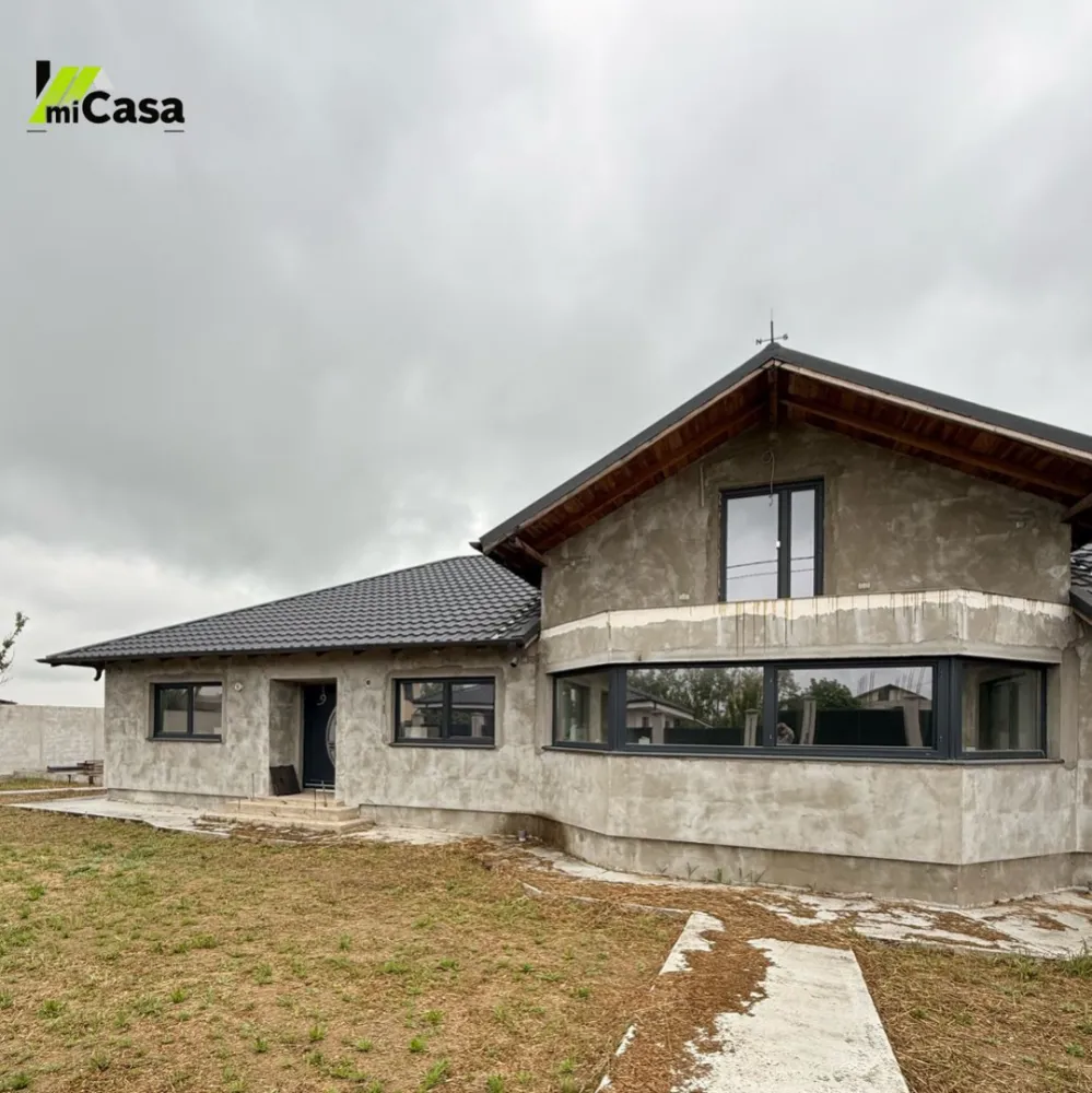 Casă cu 6 camere, în Șendreni - Vă propunem spre vânzare o proprietate deosebită, concepută pentru a oferi confort absolut unei familii numeroase sau pentru a fi locuită confortabil de două familii. Cu o suprafață construită desfășurată de 293 mp și un teren generos, această casă îmbină perfect spațiile interioare monumentale cu o zonă exterioară ideală pentru relaxare.

Suprafață teren: 990 mp
Suprafață construită (și desfășurată): 293 mp
Curte amenajată: 170 mp alei/trotuare + 527 mp spații verzi/plante
Număr camere: 6 (5 dormitoare + living)
-Mansardă utilizabilă
-Beci

Detalii suprafețe interioare:
Living: 51,2 mp 
Bucătărie: 19,2 mp
Dormitoare: 4 dormitoare x 15 mp + 1 dormitor x 14 mp
Băi: 2 băi x 10 mp + 1 baie x 13,6 mp (echipate cu sisteme Grohe)
Anexe: Cameră depozitare (8,2 mp) + 2 Camere tehnice (8,4 mp / 5,2 mp)

Specificații tehnice de top incluse:

Sistem de ventilație cu recuperare de căldură și purificare Prana
Încălzire în pardoseală cu control la distanță (compatibilă cu smartphone-ul)
Tâmplărie PVC Salamander BlueEvolution
Acoperiș din tablă Rufster (calitate premium)
Pardoseală finisată cu rășină epoxidică (toată casa)
Tavane extensibile și pereți cu var decorativ Spiver
Utilități: Apă și curent conectate, fosă septică 4x4, gaz la poartă
Fundație turnată în curte pentru foișor și garaj.

Pentru detalii suplimentare sau pentru a programa o vizionare, vă stăm la dispoziție!