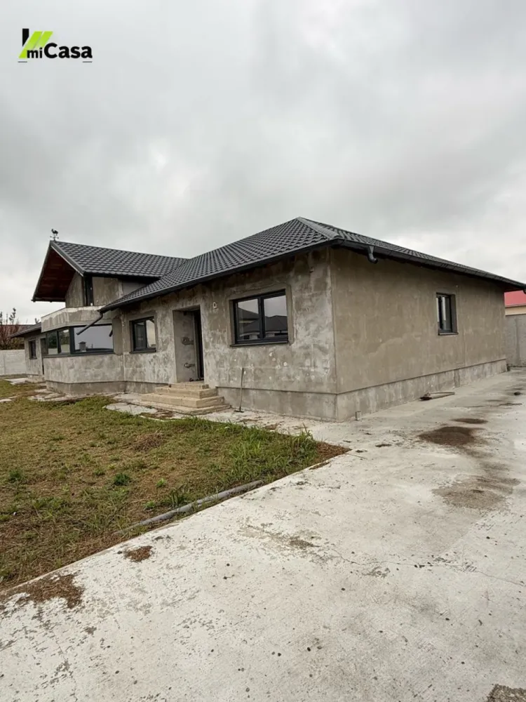 Casă cu 6 camere, în Șendreni - Vă propunem spre vânzare o proprietate deosebită, concepută pentru a oferi confort absolut unei familii numeroase sau pentru a fi locuită confortabil de două familii. Cu o suprafață construită desfășurată de 293 mp și un teren generos, această casă îmbină perfect spațiile interioare monumentale cu o zonă exterioară ideală pentru relaxare.

Suprafață teren: 990 mp
Suprafață construită (și desfășurată): 293 mp
Curte amenajată: 170 mp alei/trotuare + 527 mp spații verzi/plante
Număr camere: 6 (5 dormitoare + living)
-Mansardă utilizabilă
-Beci

Detalii suprafețe interioare:
Living: 51,2 mp 
Bucătărie: 19,2 mp
Dormitoare: 4 dormitoare x 15 mp + 1 dormitor x 14 mp
Băi: 2 băi x 10 mp + 1 baie x 13,6 mp (echipate cu sisteme Grohe)
Anexe: Cameră depozitare (8,2 mp) + 2 Camere tehnice (8,4 mp / 5,2 mp)

Specificații tehnice de top incluse:

Sistem de ventilație cu recuperare de căldură și purificare Prana
Încălzire în pardoseală cu control la distanță (compatibilă cu smartphone-ul)
Tâmplărie PVC Salamander BlueEvolution
Acoperiș din tablă Rufster (calitate premium)
Pardoseală finisată cu rășină epoxidică (toată casa)
Tavane extensibile și pereți cu var decorativ Spiver
Utilități: Apă și curent conectate, fosă septică 4x4, gaz la poartă
Fundație turnată în curte pentru foișor și garaj.

Pentru detalii suplimentare sau pentru a programa o vizionare, vă stăm la dispoziție!