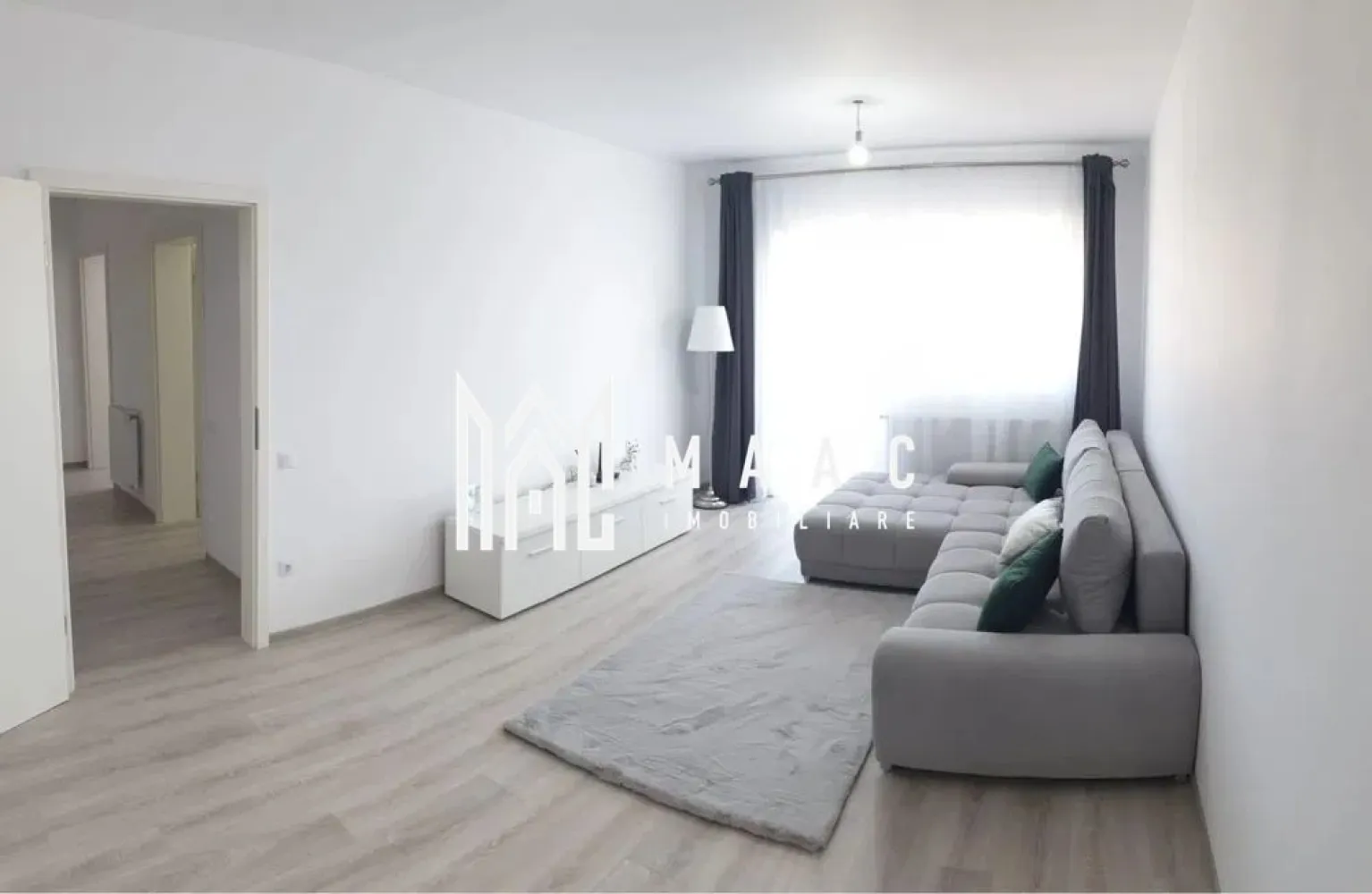 Apartament 2 camere | Etaj 2 | Decomandat | Mobilat complet - MAAC Imobiliare vă prezintă spre vânzare un apartament cu 2 camere, situat la etajul 2 al unui imobil din Șelimbăr. Caracteristici: Apartament cu 2 camere, compartimentare decomandată. Suprafață utilă de 56 mp. Situat la etajul 2 din 3. Imobil construit în anul 2016. Compartimentare: Hol de acces. Living luminos. Bucătărie separată. Dormitor. Baie dotată cu cadă și geam pentru aerisire naturală. Balcon cu iesire atat din living cat si din dormitor. Dotări și confort: Centrală termică proprie cu calorifere. Apartamentul se vinde complet mobilat și utilat. Stare și funcționalitate: Locuință bine întreținută, gata pentru mutare imediată. Localizare și avantaje: Zonă bine dezvoltată, cu acces rapid la magazine, supermarketuri, farmacii, școli și alte puncte de interes. Pentru mai multe detalii precizati telefonic ca ati vazut anuntul cu ID: CP2884605