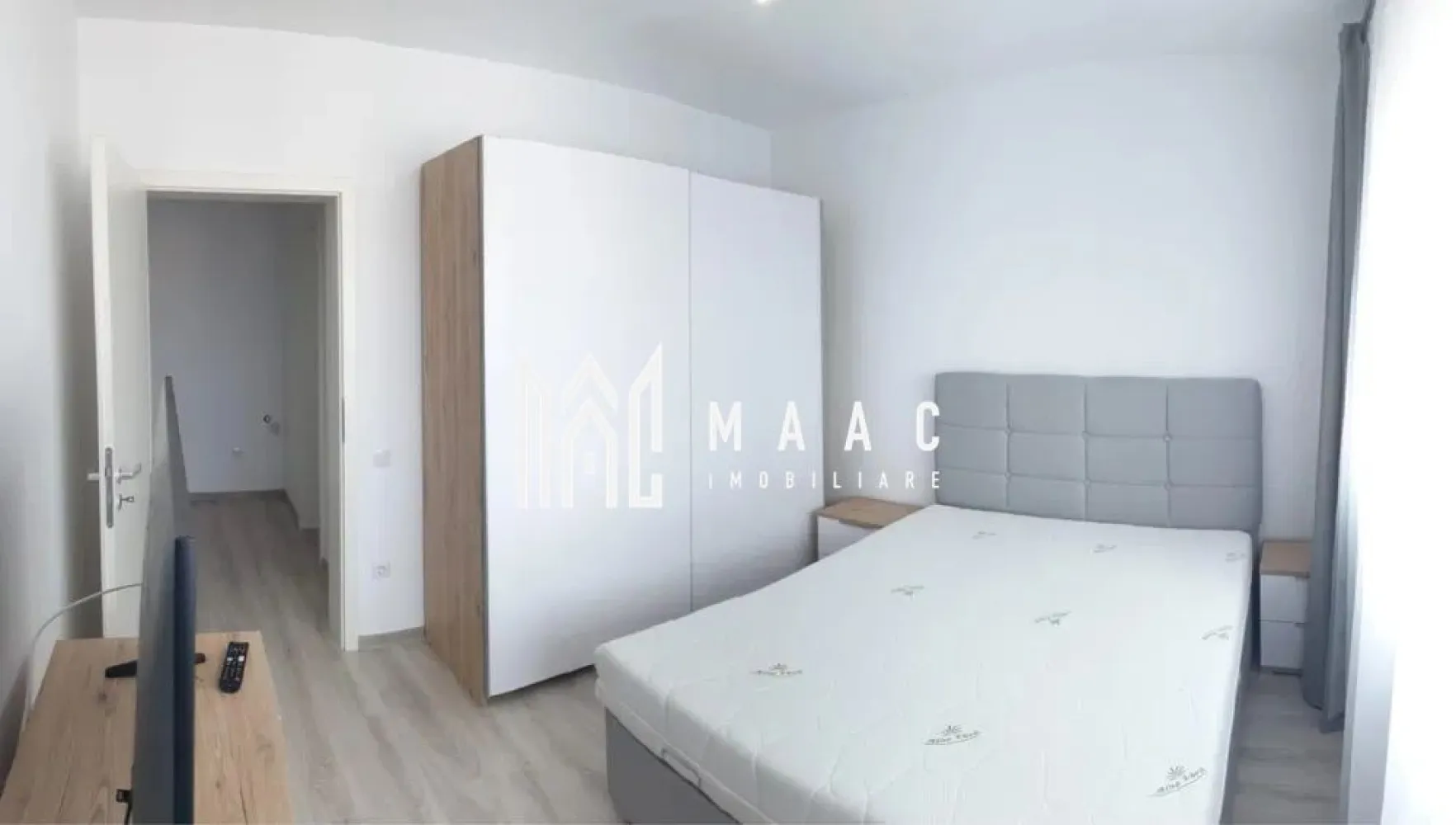 Apartament 2 camere | Etaj 2 | Decomandat | Mobilat complet - MAAC Imobiliare vă prezintă spre vânzare un apartament cu 2 camere, situat la etajul 2 al unui imobil din Șelimbăr. Caracteristici: Apartament cu 2 camere, compartimentare decomandată. Suprafață utilă de 56 mp. Situat la etajul 2 din 3. Imobil construit în anul 2016. Compartimentare: Hol de acces. Living luminos. Bucătărie separată. Dormitor. Baie dotată cu cadă și geam pentru aerisire naturală. Balcon cu iesire atat din living cat si din dormitor. Dotări și confort: Centrală termică proprie cu calorifere. Apartamentul se vinde complet mobilat și utilat. Stare și funcționalitate: Locuință bine întreținută, gata pentru mutare imediată. Localizare și avantaje: Zonă bine dezvoltată, cu acces rapid la magazine, supermarketuri, farmacii, școli și alte puncte de interes. Pentru mai multe detalii precizati telefonic ca ati vazut anuntul cu ID: CP2884605