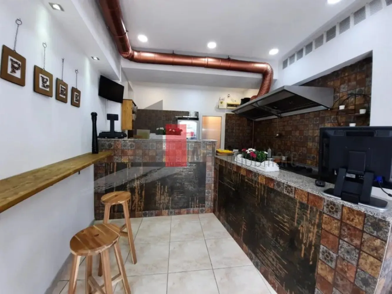 0% Comision, Spatiu Comercial de inchiriat pe calea mosilor, 36mp - 0% Comision, Închiriere Spațiu Comercial – Calea Moșilor | Vizibilitate la Bulevard | Sistem Ventilație | Centrală Proprie

Se oferă spre închiriere un spațiu comercial cu poziționare premium pe Calea Moșilor, direct la bulevard, într-o zonă intens circulată, cu un trafic pietonal și auto remarcabil. Proprietatea dispune de o vizibilitate excelentă și este ideală pentru o gamă largă de activități comerciale, retail, showroom, cabinet medical, farmacie sau servicii care necesită expunere stradală maximă.

Spațiul este compartimentat extrem de funcțional în 2 camere principale, fiind configurat special pentru a delimita perfect zona de interacțiune cu clienții de cea administrativă. Locația este dotată cu toate sistemele tehnice necesare pentru începerea imediată a activității, oferind un mediu de lucru confortabil și sigur.

Detalii spațiu:

Sală de vânzare generoasă cu o suprafață de 24 mp și deschidere la bulevard

Zonă dedicată pentru depozitare cu o suprafață de 12 mp pentru stocuri sau arhivă

Prevăzut cu vestiar pentru personal și grup sanitar complet funcțional

Compartimentare optimă în 2 camere ce asigură o organizare internă eficientă

Acces direct din stradă pentru clienți și vizibilitate sporită pentru firma luminoasă

Utilități și facilități:

Sistem complet de ventilație ce asigură împrospătarea constantă a aerului din interior

Aparat de aer condiționat instalat pentru menținerea temperaturii optime în sezonul cald

Sistem de încălzire autonom cu centrală termică proprie pentru independență energetică

Alimentare cu energie electrică la curent 220V optimizată pentru echipamente standard

Contorizare separată la toate utilitățile respectiv apă, gaz și curent pentru costuri clare

Avantaje:

Localizare strategică pe Calea Moșilor la bulevard, o arteră comercială consacrată

Flux masiv și constant de potențiali clienți datorită traficului stradal intens

Dotările tehnice incluse (ventilație, climă, centrală) reduc semnificativ investiția inițială

Zona de depozitare și vestiarul oferă un plus de confort logistic pentru angajați

Contorizarea individuală completă permite un management precis al cheltuielilor lunare

Condiții de închiriere:

Disponibilitate imediată pentru preluare

Vizualizarea spațiului se poate realiza cu o programare prealabilă

Pentru mai multe detalii sau pentru programarea unei vizionări, vă stăm la dispoziție.