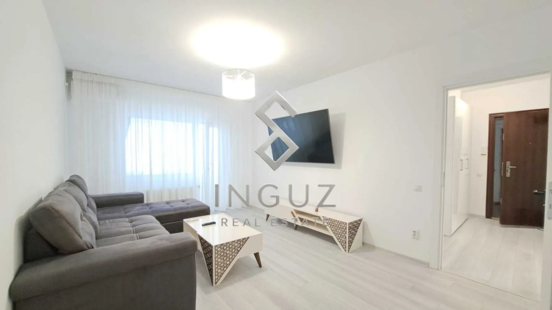 DE ÎNCHIRIAT | Apartament 3 Camere | Calea Vitan – Dristor | 70 mp - DE ÎNCHIRIAT | Apartament 3 Camere | Calea Vitan – Dristor | 70 mp | 630 €
Apartament modern cu 3 camere, confort 1 sporit, situat pe Aleea Jieneasca – Sector 3, într-o zonă liniștită, cu acces rapid către Calea Vitan, Dristor și Mihai Bravu.

• 70 mp
• Decomandat
• Etaj 4 / 4
• Bloc anvelopat – 1981
• Living spațios și luminos
• 2 dormitoare
• 2 băi
• 2 balcoane
• Bucătărie complet mobilată și utilată
• 2 aparate aer condiționat
• 2 Smart TV
• Mobilier și finisaje moderne

Localizare excelentă:
• 2 minute de Calea Vitan și Stadion Olimpia
• Aproape de transport în comun
• Acces rapid către metrou Dristor și Mihai Bravu
• Școli, grădinițe, magazine și servicii în apropiere

Parcare disponibilă în fața blocului.
Chirie: 630 € / lună
Garanție: 1 lună
COMISION AGENȚIE: 50%

للإيجار | شقة 3 غرف | كاليا فيتان – دريستور | 70 متر | 630 يورو
شقة حديثة مكونة من 3 غرف، تقع في منطقة هادئة على شارع Aleea Jieneasca – القطاع 3، مع وصول سريع إلى Calea Vitan وDristor وMihai Bravu.

• 70 متر مربع
• تقسيم منفصل
• الطابق 4 من 4
• بناء معزول حرارياً – 1981
• غرفة معيشة واسعة ومضيئة
• غرفتا نوم
• حمامان
• شرفتان
• مطبخ مفروش ومجهز بالكامل
• 2 أجهزة تكييف
• 2 Smart TV
• أثاث وتشطيبات حديثة

موقع ممتاز:
• دقيقتان من Calea Vitan وStadion Olimpia
• قريب من وسائل النقل العامة
• وصول سريع إلى مترو Dristor وMihai Bravu
• مدارس، حضانات، ومحلات قريبة

مواقف سيارات متوفرة أمام البناء.
الإيجار: 630 يورو / شهرياً
التأمين: شهر واحد
عمولة المكتب: 50%
