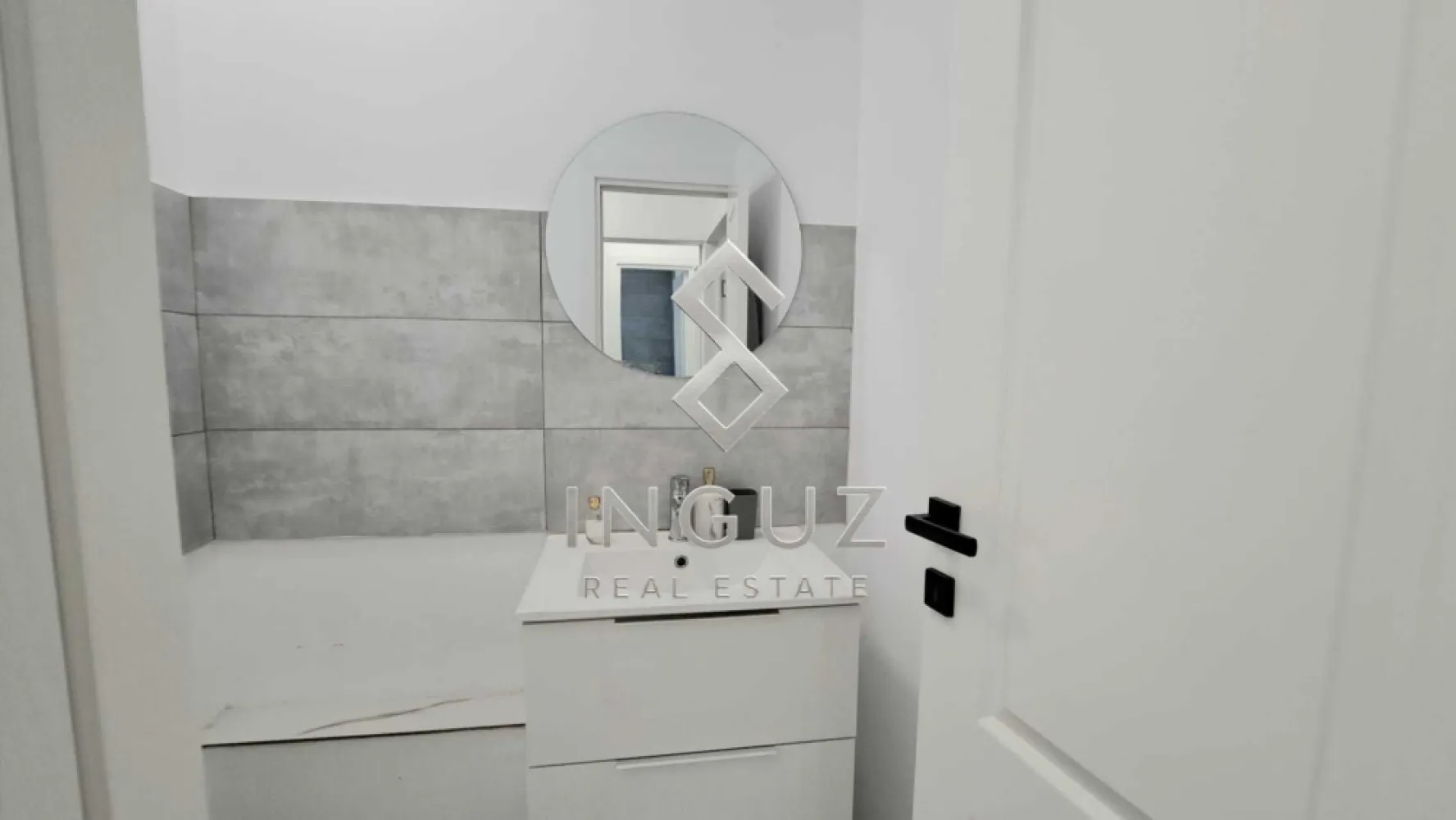 DE ÎNCHIRIAT | Apartament 3 Camere | Calea Vitan – Dristor | 70 mp - DE ÎNCHIRIAT | Apartament 3 Camere | Calea Vitan – Dristor | 70 mp | 630 €
Apartament modern cu 3 camere, confort 1 sporit, situat pe Aleea Jieneasca – Sector 3, într-o zonă liniștită, cu acces rapid către Calea Vitan, Dristor și Mihai Bravu.

• 70 mp
• Decomandat
• Etaj 4 / 4
• Bloc anvelopat – 1981
• Living spațios și luminos
• 2 dormitoare
• 2 băi
• 2 balcoane
• Bucătărie complet mobilată și utilată
• 2 aparate aer condiționat
• 2 Smart TV
• Mobilier și finisaje moderne

Localizare excelentă:
• 2 minute de Calea Vitan și Stadion Olimpia
• Aproape de transport în comun
• Acces rapid către metrou Dristor și Mihai Bravu
• Școli, grădinițe, magazine și servicii în apropiere

Parcare disponibilă în fața blocului.
Chirie: 630 € / lună
Garanție: 1 lună
COMISION AGENȚIE: 50%

للإيجار | شقة 3 غرف | كاليا فيتان – دريستور | 70 متر | 630 يورو
شقة حديثة مكونة من 3 غرف، تقع في منطقة هادئة على شارع Aleea Jieneasca – القطاع 3، مع وصول سريع إلى Calea Vitan وDristor وMihai Bravu.

• 70 متر مربع
• تقسيم منفصل
• الطابق 4 من 4
• بناء معزول حرارياً – 1981
• غرفة معيشة واسعة ومضيئة
• غرفتا نوم
• حمامان
• شرفتان
• مطبخ مفروش ومجهز بالكامل
• 2 أجهزة تكييف
• 2 Smart TV
• أثاث وتشطيبات حديثة

موقع ممتاز:
• دقيقتان من Calea Vitan وStadion Olimpia
• قريب من وسائل النقل العامة
• وصول سريع إلى مترو Dristor وMihai Bravu
• مدارس، حضانات، ومحلات قريبة

مواقف سيارات متوفرة أمام البناء.
الإيجار: 630 يورو / شهرياً
التأمين: شهر واحد
عمولة المكتب: 50%