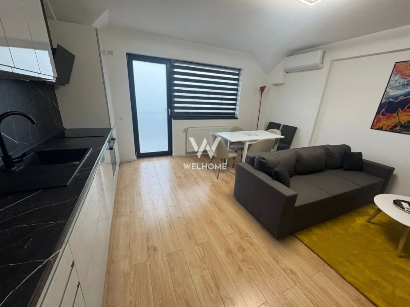 Apartament NOU gata de mutat, Arhitectilor, Sibiu - Va prezentam un apartament de 3 camere si 2 bai, situat in cartierul Arhitectilor, bloc NOU CU LIFT.

Suprafata utila totala: 75.9mp 
Etaj 3

Compartimentare:
Primul nivel: hol, living cu bucatarie si acces pe balcon 6.2 mp, un dormitor si scara pentru accesul la mansarda
Mansarda: hol, un dormitor/birou si o baie 

Apartamentul este nou, complet mobilat si utilat (conform fotografii), se cumpara DIRECT DE LA DEZVOLTATOR, fara comision la cumparator.

Pret: 135000 euro 
Detalii si vizionari : 0752.088.381 Roxana