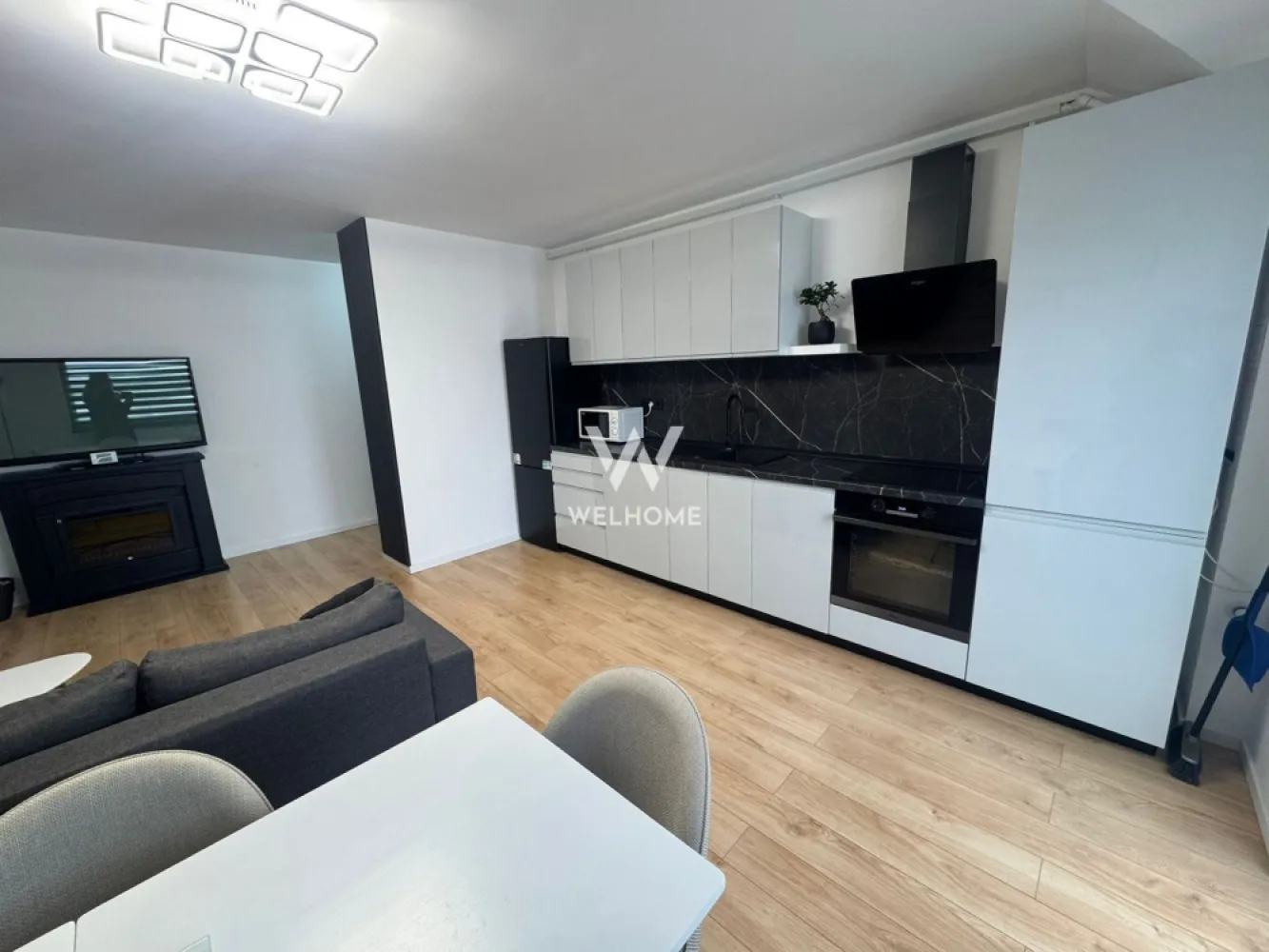 Apartament NOU gata de mutat, Arhitectilor, Sibiu - Va prezentam un apartament de 3 camere si 2 bai, situat in cartierul Arhitectilor, bloc NOU CU LIFT.

Suprafata utila totala: 75.9mp 
Etaj 3

Compartimentare:
Primul nivel: hol, living cu bucatarie si acces pe balcon 6.2 mp, un dormitor si scara pentru accesul la mansarda
Mansarda: hol, un dormitor/birou si o baie 

Apartamentul este nou, complet mobilat si utilat (conform fotografii), se cumpara DIRECT DE LA DEZVOLTATOR, fara comision la cumparator.

Pret: 135000 euro 
Detalii si vizionari : 0752.088.381 Roxana