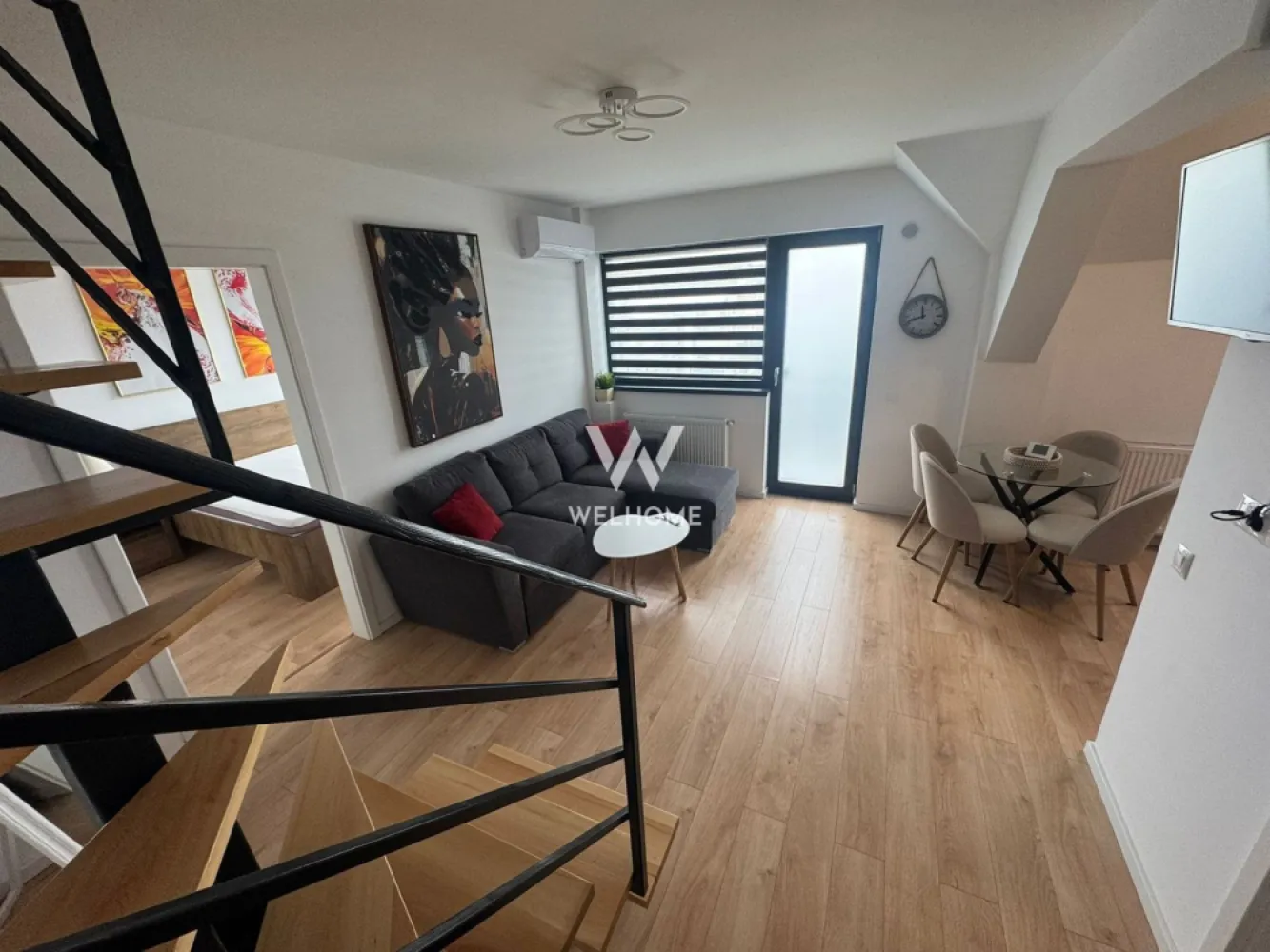Apartament NOU READY TO MOVE, Arhitectilor, Sibiu - Va prezentam un apartament de 3 camere si 2 bai, situat in cartierul Arhitectilor, bloc NOU CU LIFT.

Suprafata utila totala: 67.5mp 

Compartimentare:
Primul nivel: hol, living cu bucatarie , dormitor, balcon 7.6mp si scara pentru accesul la mansarda
Mansarda: hol, un dormitor/birou si o baie 

Apartamentul este nou, complet mobilat si utilat (conform fotografii), se cumpara DIRECT DE LA DEZVOLTATOR, fara comision la cumparator.

Pret: 125000 euro 
Detalii si vizionari : 0752.088.381 Roxana