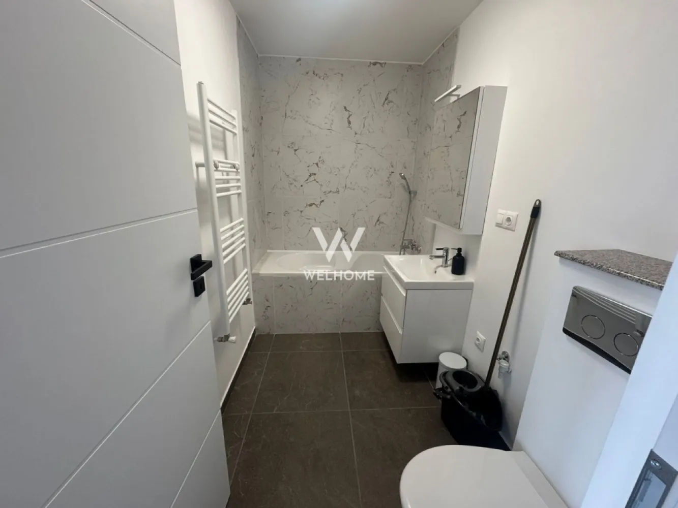 Apartament NOU READY TO MOVE, Arhitectilor, Sibiu - Va prezentam un apartament de 3 camere si 2 bai, situat in cartierul Arhitectilor, bloc NOU CU LIFT.

Suprafata utila totala: 67.5mp 

Compartimentare:
Primul nivel: hol, living cu bucatarie , dormitor, balcon 7.6mp si scara pentru accesul la mansarda
Mansarda: hol, un dormitor/birou si o baie 

Apartamentul este nou, complet mobilat si utilat (conform fotografii), se cumpara DIRECT DE LA DEZVOLTATOR, fara comision la cumparator.

Pret: 125000 euro 
Detalii si vizionari : 0752.088.381 Roxana