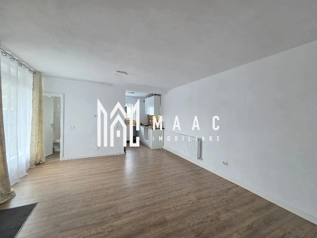 Apartament 3 Camere I 60MP I Parter I Cartierul Arhitectilor - MAAC Imobiliare vă propune spre vânzare un apartament cu 3 camere semidecomandat, situat la parter înalt, într-un imobil cochet cu doar 6 apartamente, ideal pentru cei care își doresc liniște, intimitate și confort.

Locuința are o suprafață utilă de 60 mp și beneficiază de o curte + grădină privată de 60 mp, spațiul perfect pentru relaxare, grătar, loc de joacă pentru copii sau pentru amenajarea unei terase de vis. Grădina se vinde separat, la prețul de aproximativ 20.000 euro. 

Apartamentul se predă complet „la cheie”, finisat modern și pregătit pentru mutare imediată:
- Centrală termică prin inducție Immergas – eficiență ridicată și confort termic sporit
- Rulouri exterioare la toate geamurile pentru intimitate și protecție
- Uși interioare Porta Doors
-Finisaje moderne și materiale de calitate
- Toate utilitățile funcționale și complet echipate

Cei 60 mp de curte și grădină privată reprezintă extensia perfectă a zonei de zi, oferind un stil de viață rar întâlnit la apartament. 
 Proprietatea este amplasată într-o zonă foarte bună, aproape de LIDL și de principalele puncte de interes ale orașului.

Pentru mai multe detalii sau programarea unei vizionări, nu ezitați să ne contactați specificand ID: CP3120004