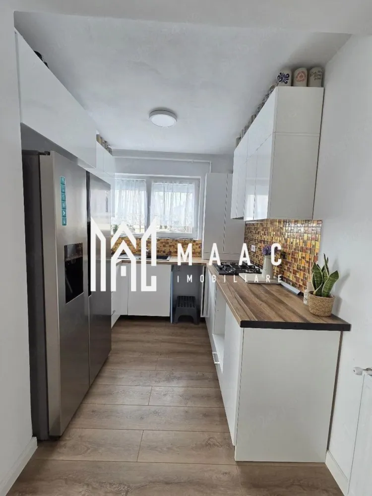 Apartament 3 Camere I Etaj 1 I 60MPU I Zona Arhitecților - MAAC Imobiliare vă propune spre vânzare un apartament cu 3 camere semidecomandat, situat la etajul 1, într-un imobil cochet cu doar 6 apartamente, ideal pentru cei care își doresc confort, liniște și intimitate.

Locuința are o suprafață utilă de 60 mp și se predă complet mobilată și utilată, fiind pregătită pentru mutare imediată. 

Apartamentul beneficiază de:

- Rulouri exterioare la toate geamurile pentru intimitate și protecție
- Uși interioare Porta Doors
- Finisaje moderne și materiale de calitate
- Mobilier și electrocasnice incluse
- Toate utilitățile funcționale și complet echipate

Compartimentarea este practică și luminoasă, oferind un ambient plăcut atât pentru locuit, cât și pentru investiție. 

 Proprietatea este amplasată într-o zonă foarte bună, aproape de LIDL și de principalele puncte de interes ale orașului.

Pentru mai multe detalii sau programarea unei vizionări, nu ezitați să ne contactați specificand ID: CP3120053