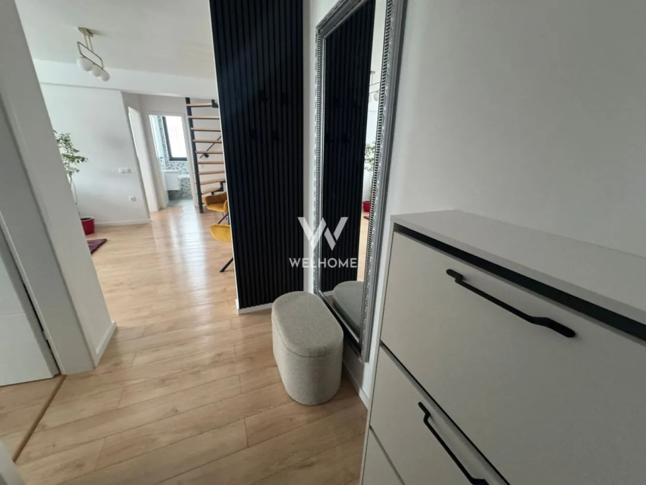 Apartament NOU complet mobilat, Arhitectilor, Sibiu - Va prezentam un apartament de 3 camere si 2 bai, situat in cartierul Arhitectilor, bloc NOU CU LIFT.

Compartimentare:
Primul nivel: hol, bucatarie inchisa, living generos, dormitor, doua balcoane mari de 9.7mp , respectiv 10.7mp si scara pentru accesul la mansarda
Mansarda: hol, un dormitor si o baie 

Apartamentul este nou, complet mobilat si utilat (conform fotografii), se cumpara DIRECT DE LA DEZVOLTATOR, fara comision la cumparator.

Pret: 139000 euro 
Detalii si vizionari : 0752.088.381 Roxana