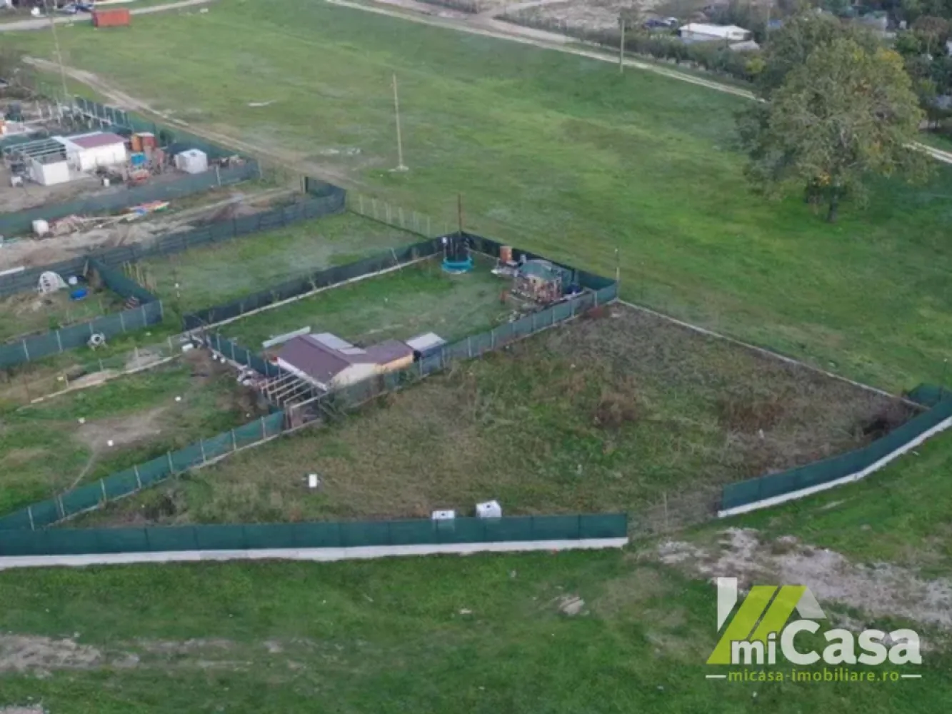 🏡 Teren intravilan – Barboși, jud. Galați - Cumperi prin miCasa Imobiliare? Primești mai mult decât o locuință.
👉 Ai comision 0 și până la 10% reducere la materialele de amenajare interioară marca miCasa.

Cumpără inteligent. Renovează cu stil.

miCasa Imobiliare vă propune în exclusivitate un teren intravilan situat la doar 5 minute de oraș, o oportunitate excelentă pentru construcția unei locuințe.

📍 Detalii generale:
• Suprafață totală: 952 mp
• Tip teren: Intravilan – construcții
• Deschidere: 40 m front stradal
• Împrejmuit cu gard pe fundație de beton și plasă bordurată
• Pe teren există un puț forat la 58 m adâncime

📌 Localizare și acces:
• Situat în zona Barboși, Galați
• Ultimul lot disponibil din cele 14 parcele din zonă
• Zonă neinundabilă, cu documentație în curs pentru obținerea codului poștal (necesar construcției)
• Utilități: apă și canalizare la poartă, electricitate în apropiere

💰 Preț: 45.000 € - negociabil

Contactează-ne pentru mai multe detalii sau pentru a programa o vizionare!