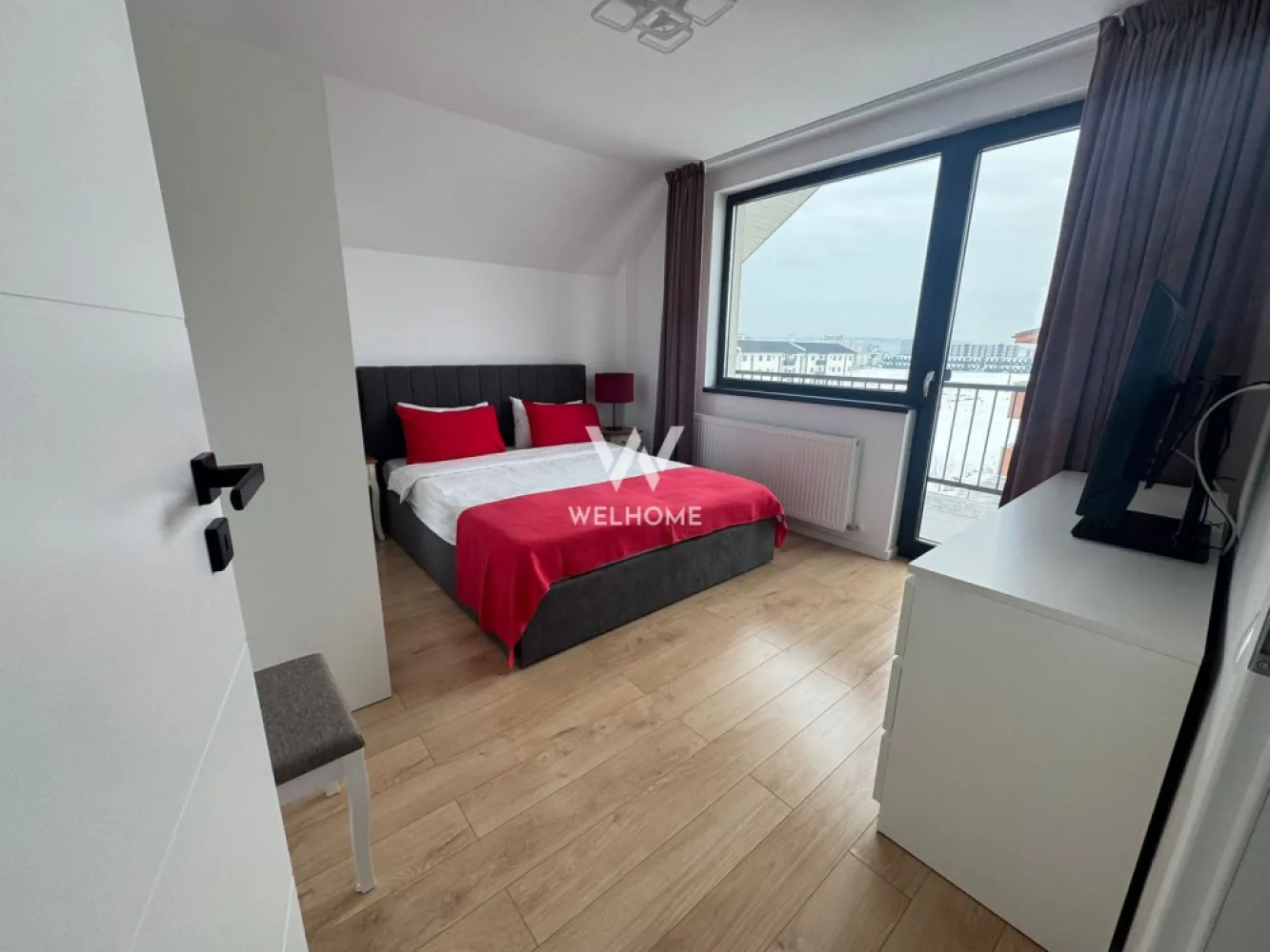 Apartament NOU complet mobilat, Arhitectilor, Sibiu - Va prezentam un apartament de 3 camere si 2 bai, situat in cartierul Arhitectilor, bloc NOU CU LIFT.

Compartimentare:
Primul nivel: hol, bucatarie inchisa, living generos, dormitor, doua balcoane mari de 9.7mp , respectiv 10.7mp si scara pentru accesul la mansarda
Mansarda: hol, un dormitor si o baie 

Apartamentul este nou, complet mobilat si utilat (conform fotografii), se cumpara DIRECT DE LA DEZVOLTATOR, fara comision la cumparator.

Pret: 139000 euro 
Detalii si vizionari : 0752.088.381 Roxana