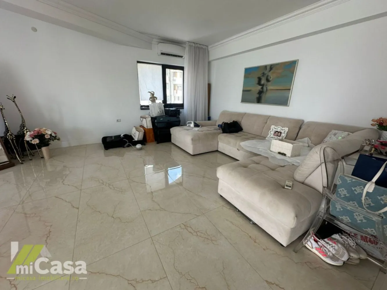 Apartament 3 camere – Lux – Mazepa 2, Colibri 2 - miCasa imobiliare vă propune spre vânzare un apartament de 3 camere cu finisaje de lux, situat în blocul Colibri 2, una dintre cele mai exclusiviste și sigure locații din Mazepa 2, Galați.

Cu o suprafață utilă de 96 mp și suprafață totală de 103 mp, locuința se află la etajul 4 din 6 și oferă un cadru elegant, modern și funcțional pentru o familie sau o investiție premium.

📐 Detalii apartament:
• Camere: 3
• Băi: 2
• Etaj: 4/6
• Suprafață utilă: 96 mp
• Suprafață totală: 103 mp
• Compartimentare: Decomandat

🔧 Dotări și beneficii:
• Finisaje moderne, de lux – design contemporan, atenție la detalii
• Încălzire prin pardoseală – confort termic superior în toată locuința
• Centrală termică proprie – control eficient al consumului
• Aer condiționat – climat interior ideal
• Apometre – contorizare individuală
• Ușă metalică la intrare – siguranță și izolare fonică
• Ansamblu rezidențial cu supraveghere video – mediu securizat și select

📌 Localizare:
În inima cartierului Mazepa 2, aproape de Faleza Dunării, școli, magazine, parcuri și mijloace de transport

Parte a unui ansamblu rezidențial modern și bine întreținut

💰 Preț de vânzare: 165.000 €
🏡 Locuință ideală pentru familii sau investiție în zona de top a Galațiului

📞 Contactează-ne pentru detalii suplimentare sau pentru a programa o vizionare!

Cumperi prin miCasa Imobiliare? Primești mai mult decât o locuință.
👉 Ai comision 0 și până la 10% reducere la materialele de amenajare interioară marca miCasa.

Cumpără inteligent. Renovează cu stil.