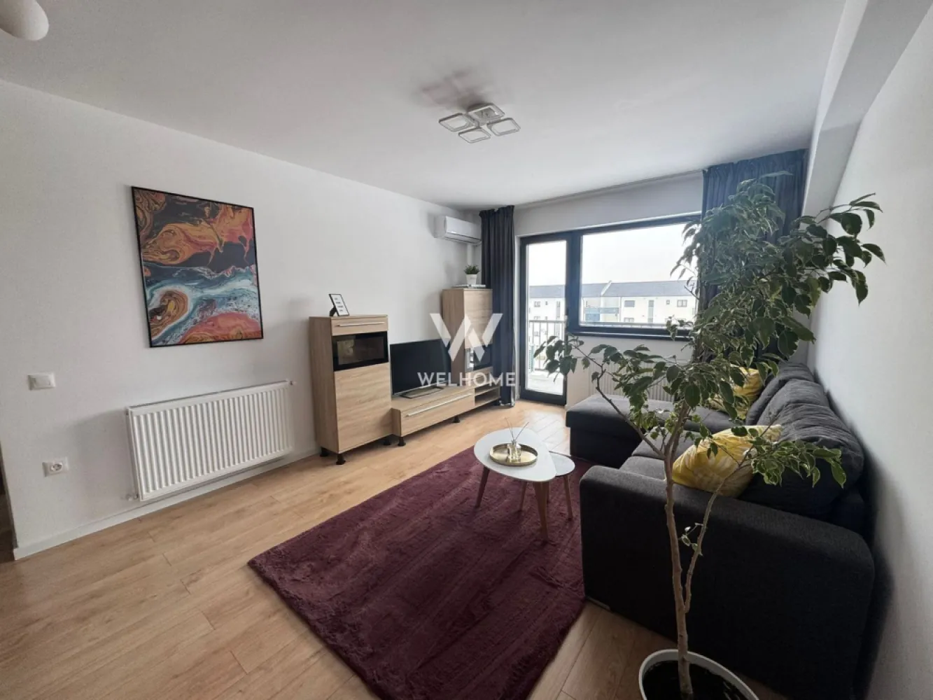 Apartament NOU complet mobilat, Arhitectilor, Sibiu - Va prezentam un apartament de 3 camere si 2 bai, situat in cartierul Arhitectilor, bloc NOU CU LIFT.

Compartimentare:
Primul nivel: hol, bucatarie inchisa, living generos, dormitor, doua balcoane mari de 9.7mp , respectiv 10.7mp si scara pentru accesul la mansarda
Mansarda: hol, un dormitor si o baie 

Apartamentul este nou, complet mobilat si utilat (conform fotografii), se cumpara DIRECT DE LA DEZVOLTATOR, fara comision la cumparator.

Pret: 139000 euro 
Detalii si vizionari : 0752.088.381 Roxana