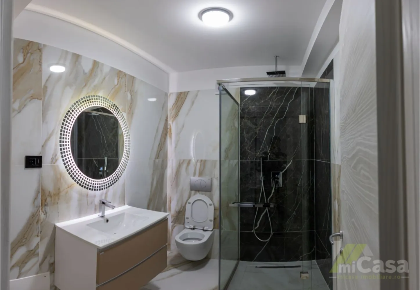 Apartament 2 Camere - Complex Rezidențial WHITE TITANIC - Mamaia - Apartament 2 camere – Etaj 8 – Complex Rezidențial WHITE TITANIC

miCasa imobiliare vă propune un apartament elegant și modern, situat la etajul 8 al prestigiosului complex rezidențial WHITE TITANIC din Năvodari, cu o suprafață totală de 79,4 mp. Ideal pentru cei care apreciază confortul, tehnologia și apropierea de mare.

Structura apartamentului:

Living + Bucătărie: 26,03 mp – un spațiu deschis și luminos, ideal pentru relaxare sau socializare, completat de o bucătărie integrată, modernă și funcțională.
Dormitor: 14,9 mp – un spațiu confortabil și luminos, ideal pentru relaxare, amenajat cu finisaje elegante și atmosferă calmă.
Birou: 7,19 mp - un colț dedicat productivității, ideal pentru lucru de acasă, cu lumină naturală și un ambient liniștit, perfect pentru concentrare.
Hol: 3,12 mp – spațiu bine proporționat pentru acces facil către toate zonele apartamentului.
Baie: 4,02 mp – baie spațioasă, cu finisaje moderne și dotări premium.
Terasa: 14,59 mp – locul perfect pentru a savura o cafea dimineața sau pentru a admira apusurile spectaculoase de la malul mării.

Beneficii și facilități exclusive:

Recepție 24/7 & monitorizare video 24/7 – siguranță și confort permanent.
Acces direct la plajă – te bucuri de mare oricând dorești, fără să părăsești complexul.
Piscine exterioare încălzite pentru adulți și copii – relaxare și distracție în orice sezon.
Spa & Fitness Center – un stil de viață sănătos, la doar câțiva pași de locuința ta.
Două restaurante în incintă – opțiuni variate pentru mese delicioase, fără a ieși din complex.
50% discount la toate facilitățile complexului – beneficiezi de servicii premium la jumătate de preț.

Caracteristici speciale:

Finisaje rafinate și elegante – fiecare detaliu este atent ales pentru un stil de viață sofisticat.
Sistem de climatizare inteligent EMETTI prin plafon – temperatură ideală în orice anotimp, cu eficiență energetică sporită.
Dotări smart – controlează iluminatul, temperatura și alte funcționalități direct de pe telefonul tău.
Eficiență energetică pe termen lung – o investiție sustenabilă și prietenoasă cu mediul.

Acest apartament reprezintă combinația perfectă între lux, confort și tehnologie, într-o locație spectaculoasă la malul mării.

Contactează-ne pentru mai multe detalii sau pentru a programa o vizionare!

Cumperi prin miCasa Imobiliare? Primești mai mult decât o locuință.
👉 Ai comision 0 și până la 10% reducere la materialele de amenajare interioară marca miCasa.

Cumpără inteligent. Renovează cu stil.