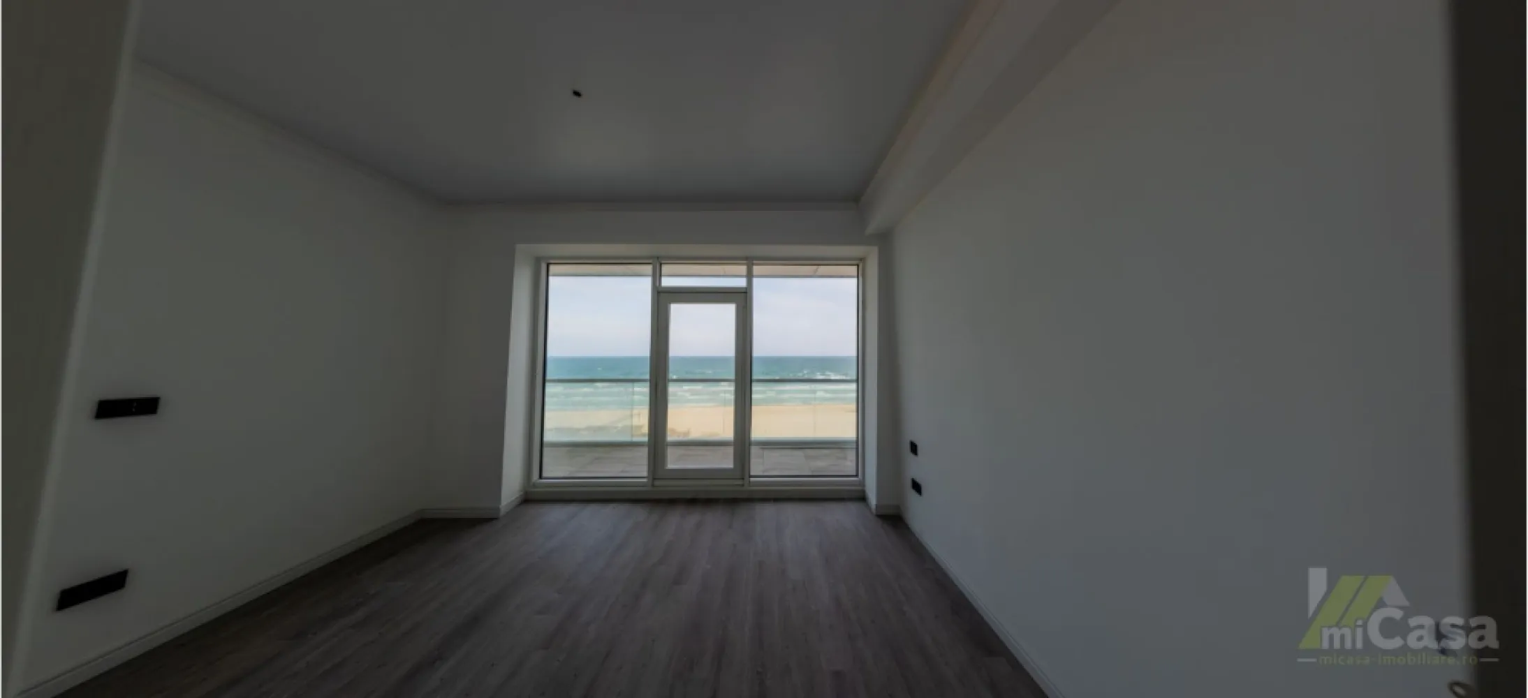 Apartament 3 Camere - Complex Rezidențial WHITE SEA - Mamaia - Apartament 3 camere - Etaj 7 - Complex Rezidențial WHITE SEA

miCasa imobiliare vă prezintă un apartament modern, situat la etajul 7 al unui complex rezidențial deosebit, cu o suprafață totală de 128,4 mp. Apartamentul este de tip 6, conform planului etajelor 1-8, și beneficiază de o distribuție optimă a spațiilor.

Structura apartamentului:

Living + Bucătărie: 24,19 mp – un spațiu generos și luminos, ideal pentru momentele de relaxare sau socializare, completat de o bucătărie modernă, perfect integrată.
Dormitor: 17,78 mp – un dormitor spațios, care oferă confort și intimitate, fiind locul ideal pentru odihnă.
Dormitor: 12,97 mp – un dormitor spațios, care oferă confort și intimitate, fiind locul ideal pentru odihnă.
Baie: 4,45 mp – baie modernă, dotată cu toate facilitățile necesare.
Baie: 4,28 mp – baie modernă, dotată cu toate facilitățile necesare.
Hol: 11,63 mp – un hol bine gândit, care face legătura între încăperile apartamentului.
Terasa: 32,6 mp – locul perfect pentru a te bucura de aerul curat și de o vedere spectaculoasă la mare.

Caracteristici suplimentare:

Izolație fonică: Apartamentul beneficiază de o izolație fonică excelentă, asigurându-vă confortul necesar pentru o viață liniștită.
Eco friendly: Tehnologii eco-friendly pentru un trai sustenabil, reducând impactul asupra mediului.
Smart home: Apartamentul este echipat cu sistem smart home, care vă permite să controlați cu ușurință iluminatul, temperatura și alte funcționalități ale locuinței dintr-o aplicație mobilă.
Vedere la mare: Bucurați-vă de o priveliște deosebită asupra mării, perfectă pentru momente de relaxare sau pentru a savura apusurile.
Complex rezidențial: Locuința se află într-un complex rezidențial de top, oferind facilități moderne, siguranță și un mediu plăcut și liniștit pentru întreaga familie.

Acest apartament reprezintă alegerea perfectă pentru cei care doresc confort, modernitate și o locație deosebită cu vedere la mare.

Contactați-ne pentru mai multe detalii sau pentru a programa o vizionare!

Cumperi prin miCasa Imobiliare? Primești mai mult decât o locuință.
👉 Ai comision 0 și până la 10% reducere la materialele de amenajare interioară marca miCasa.

Cumpără inteligent. Renovează cu stil.