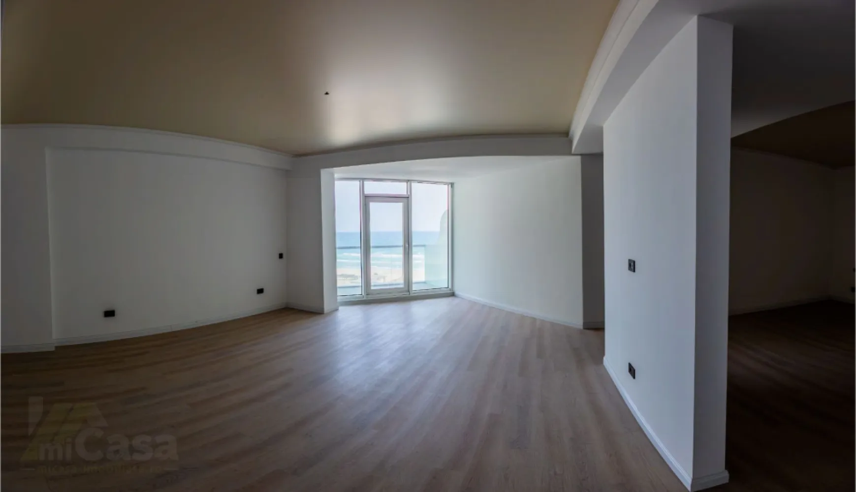 Apartament 2 Camere - Complex Rezidențial WHITE SEA - Mamaia - Apartament 2 camere - Etaj 5 - Complex Rezidențial WHITE SEA

miCasa imobiliare vă prezintă un apartament modern, situat la etajul 5 al unui complex rezidențial deosebit, cu o suprafață totală de 84 mp. Apartamentul este de tip 7, conform planului etajelor 1-8, și beneficiază de o distribuție optimă a spațiilor.

Structura apartamentului:

Living + Bucătărie: 37,24 mp – un spațiu generos și luminos, ideal pentru momentele de relaxare sau socializare, completat de o bucătărie modernă, perfect integrată.
Dormitor: 23,42 mp – un dormitor spațios, care oferă confort și intimitate, fiind locul ideal pentru odihnă.
Baie: 5,07 mp – baie modernă, dotată cu toate facilitățile necesare.
Hol: 2,32 mp – un hol bine gândit, care face legătura între încăperile apartamentului.
Terasa: 5 mp – locul perfect pentru a te bucura de aerul curat și de o vedere spectaculoasă la mare.

Caracteristici suplimentare:

Izolație fonică: Apartamentul beneficiază de o izolație fonică excelentă, asigurându-vă confortul necesar pentru o viață liniștită.
Eco friendly: Tehnologii eco-friendly pentru un trai sustenabil, reducând impactul asupra mediului.
Smart home: Apartamentul este echipat cu sistem smart home, care vă permite să controlați cu ușurință iluminatul, temperatura și alte funcționalități ale locuinței dintr-o aplicație mobilă.
Vedere la mare: Bucurați-vă de o priveliște deosebită asupra mării, perfectă pentru momente de relaxare sau pentru a savura apusurile.
Complex rezidențial: Locuința se află într-un complex rezidențial de top, oferind facilități moderne, siguranță și un mediu plăcut și liniștit pentru întreaga familie.

Acest apartament reprezintă alegerea perfectă pentru cei care doresc confort, modernitate și o locație deosebită cu vedere la mare.

Contactați-ne pentru mai multe detalii sau pentru a programa o vizionare!

Cumperi prin miCasa Imobiliare? Primești mai mult decât o locuință.
👉 Ai comision 0 și până la 10% reducere la materialele de amenajare interioară marca miCasa.

Cumpără inteligent. Renovează cu stil.