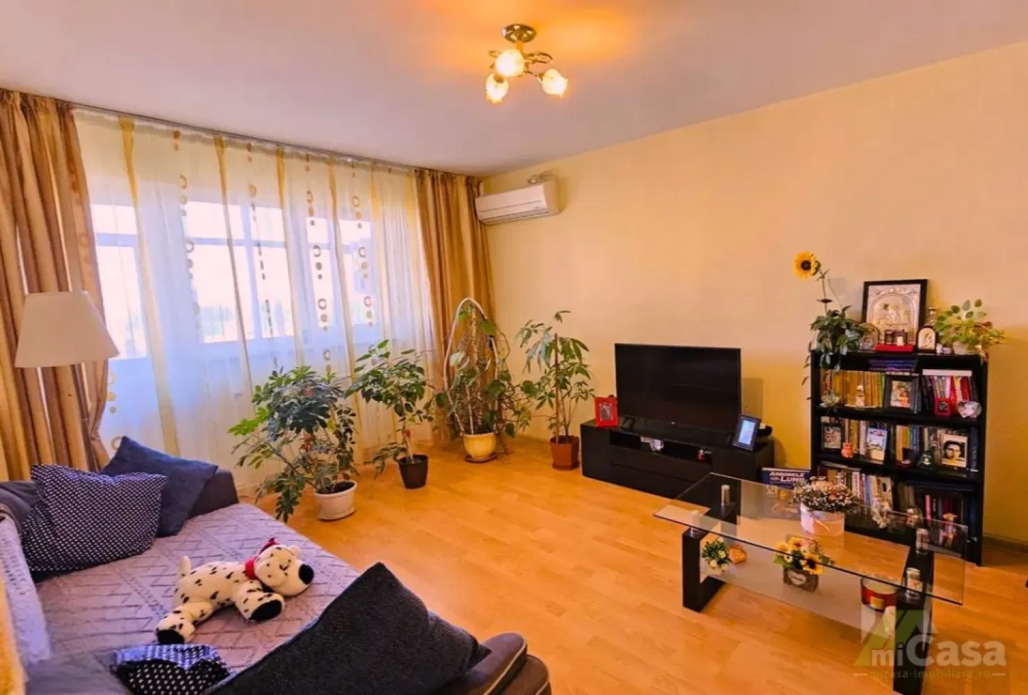 Apartament 4 Camere - Micro 18, Vis-a-Vis de Spitalul Județean, Galați - Apartament 4 camere – Etaj 8 – Cartier Micro 18, Vis-a-Vis de Spitalul Județean

miCasa imobiliare vă propune un apartament spațios și luminos, situat la etajul 8 al unui bloc cu 10 etaje din cartierul Micro 18, chiar Vis-a-Vis de Spitalul Județean. Cu o suprafață totală de 92,6 mp, Această locuință oferă o compartimentare ideală pentru familii numeroase sau investiții imobiliare sigure.

Structura apartamentului:

Cameră 1: 18,2 mp – spațiu generos, ideal pentru living sau dormitor matrimonial.
Cameră 2: 11,4 mp – perfectă pentru dormitor sau birou.
Cameră 3: 11,0 mp – ideală pentru camera copilului sau dormitor de oaspeți.
Cameră 4: 9,5 mp – versatilă, pentru birou sau zonă de relaxare.
Bucătărie: 8,5 mp – bine proporționată, cu potențial de amenajare modernă.
Baie: 4,3 mp – suficient spațiu pentru o amenajare confortabilă.
WC de serviciu: 3,3 mp – un plus de funcționalitate.
Debara: 1,0 mp – spațiu practic pentru depozitare.
Cămară: 1,0 mp – utilă pentru organizarea proviziilor.
Hol: 10,4 mp – oferă acces facil către toate zonele locuinței.
Balcon: 14,0 mp – spațiu generos, cu vedere panoramică, ideal pentru relaxare.

Detalii suplimentare:

Suprafață utilă: 78,6 mp
Suprafață totală: 92,6 mp
Etaj: 8/10 – cu lift funcțional
Compartimentare: decomandat

Beneficii și poziționare:

Vis-a-Vis de Spitalul Județean – perfect pentru personal medical sau închiriere
Zonă foarte accesibilă, aproape de mijloace de transport, școli, magazine
Bloc cu 10 etaje și lift – confort sporit și acces facil
Vedere panoramică – lumină naturală din abundență

Acest apartament reprezintă o oportunitate excelentă pentru o familie care își dorește spațiu generos sau pentru cei în căutarea unei investiții în zona centrală a orașului.

Contactează-ne pentru mai multe detalii sau pentru a programa o vizionare!

Cumperi prin miCasa Imobiliare? Primești mai mult decât o locuință.
👉 Ai comision 0 și până la 10% reducere la materialele de amenajare interioară marca miCasa.

Cumpără inteligent. Renovează cu stil.