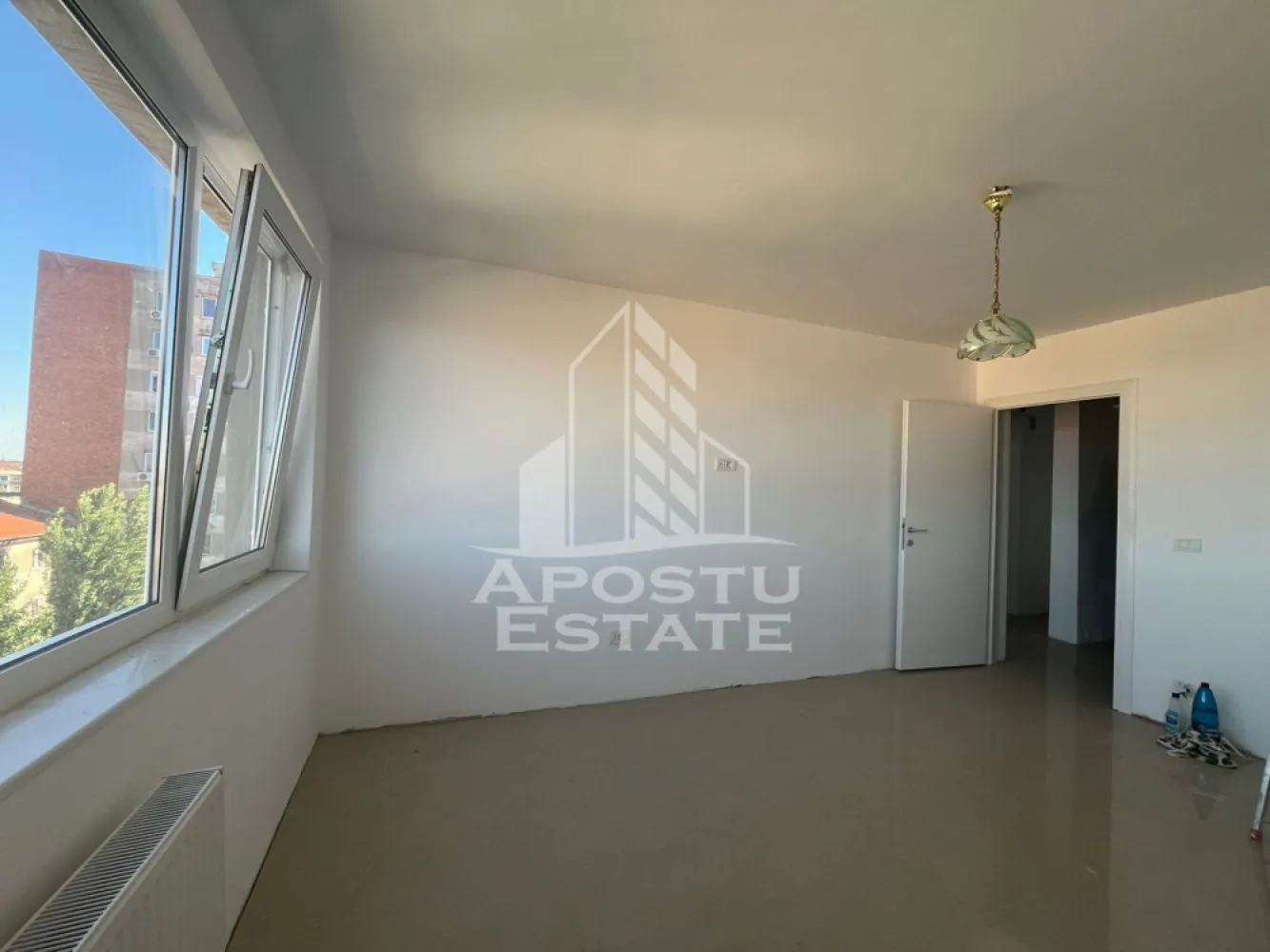 Apartament cu 2 camere, decomandat, renovat, zona Dambovita - APOSTU ESTATE va ofera spre vanzare un apartament 2 camere, decomandat, situat in zona Dambovita.
Acest apartament cu o suprafata de 45+ balcon mp dispune de urmatoarele facilitati si este compartimentata astfel:
- Hol de acces;
- Bucatarie spatioasa, cu loc de luat masa;
- Sufragerie luminoasa cu acces la balcon inchis;
- Dormitor;
- Baie dotata cu dus walk-in

Proprietarul a renovat complet apartamentul si se vinde nemobilat.Apartamentul are proiectul de gaz facut si teava trasa in bucatarie, trebuie doar montata centrala. Imobilul se bucura de o pozitionare privilegiata, oferind acces rapid la diverse puncte de interes din zona:
- Shoping city ;
- Centrul orasului;
- Statii de transport in comun;
- Supermarketuri precum Kaufland si Lidl;
- Sala de fitness Friends Arena.

Va invitam cu drag sa programati o vizionare pentru a aprecia personal toate facilitatile si avantajele acestui imobil.