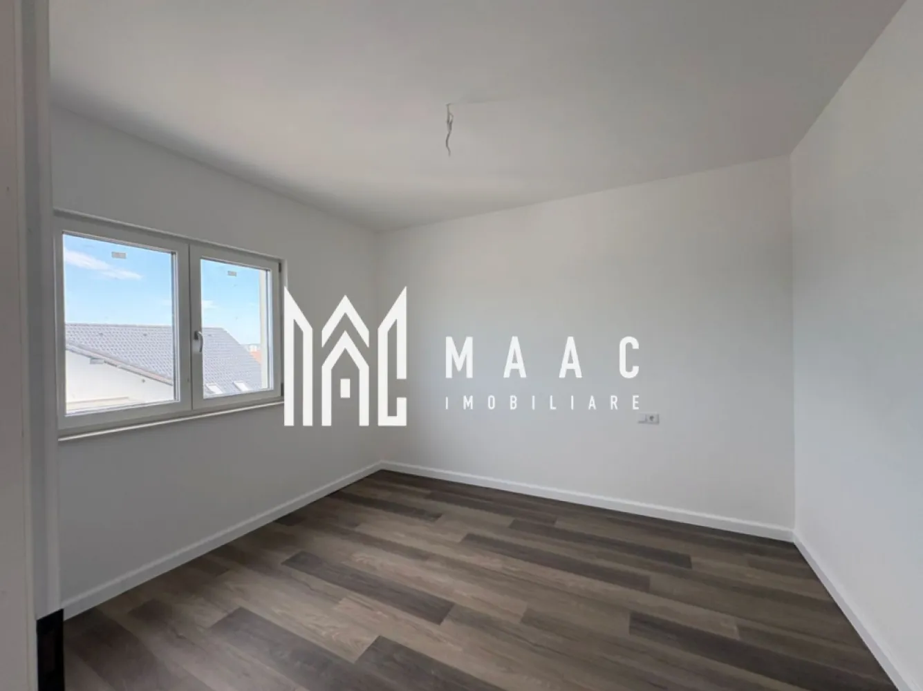Penthouse 3 camere I 2 bai I Terasa I Calea Cisnadiei - MAAC Imobiliare vă propune spre vânzare un apartament modern și spațios, situat într-un bloc nou, pe Calea Cisnădiei, în imediata apropiere de Lidl și Primărie.

Locuința de tip Penthouse este amplasată la etajul 3 și dispune de o suprafață utilă de 86 mp,terasa de 38mp, fiind compartimentată inteligent pentru a oferi confort și funcționalitate. Apartamentul este compus din living generos cu bucătărie open-space echipata complet, 2 dormitoare luminoase ,2 bai 

Imobilul se predă la cheie, Partial mobilat ,cu finisaje moderne, iar în preț este inclus și un loc de parcare.

O alegere ideală pentru o familie sau pentru cei care își doresc un apartament bine poziționat, într-o zonă în continuă dezvoltare, aproape de magazine, instituții și puncte de interes.

Pentru mai multe detalii precizati ca ati vazut anuntul cu ID CP3116504