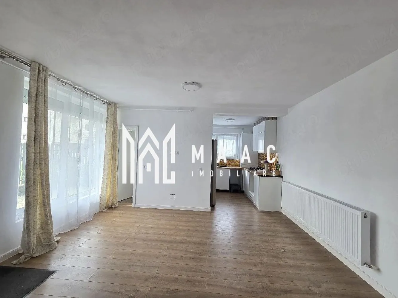 Apartament 3 Camere I Etaj 3 I 65 MPU I Zona Arhitectilor - MAAC Imobiliare vă propune spre vânzare un apartament modern situat la etajul 3 + mansardă, cu o suprafață utilă de 65 mp, ideal pentru cei care își doresc confort, intimitate și o locuință pregătită pentru mutare imediată.

Apartamentul se predă la cheie, complet utilat și finisat cu materiale de calitate, fiind amenajat într-un stil modern și practic.

Dotări și finisaje:

Centrală termică prin inducție Immergas, cu eficiență ridicată și consum optim.
Rulouri exterioare la toate geamurile pentru un plus de confort și intimitate.
Uși interioare Porta Doors.
Finisaje moderne în baie și dormitoare.
Toate utilitățile sunt funcționale și complet echipate.

Locuința este potrivită atât pentru locuit, cât și pentru investiție, oferind un spațiu bine compartimentat și luminos.

Pentru mai multe informații și programarea unei vizionări, vă rugăm să menționați ID anunț: CP3120220