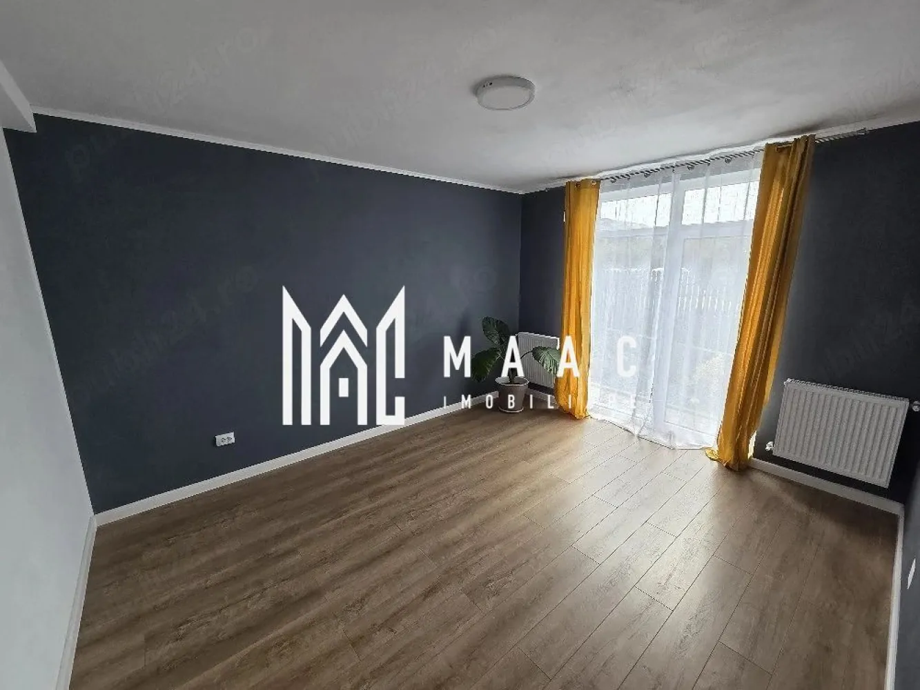 Apartament 3 Camere I Etaj 3 I 65 MPU I Zona Arhitectilor - MAAC Imobiliare vă propune spre vânzare un apartament modern situat la etajul 3 + mansardă, cu o suprafață utilă de 65 mp, ideal pentru cei care își doresc confort, intimitate și o locuință pregătită pentru mutare imediată.

Apartamentul se predă la cheie, complet utilat și finisat cu materiale de calitate, fiind amenajat într-un stil modern și practic.

Dotări și finisaje:

Centrală termică prin inducție Immergas, cu eficiență ridicată și consum optim.
Rulouri exterioare la toate geamurile pentru un plus de confort și intimitate.
Uși interioare Porta Doors.
Finisaje moderne în baie și dormitoare.
Toate utilitățile sunt funcționale și complet echipate.

Locuința este potrivită atât pentru locuit, cât și pentru investiție, oferind un spațiu bine compartimentat și luminos.

Pentru mai multe informații și programarea unei vizionări, vă rugăm să menționați ID anunț: CP3120220