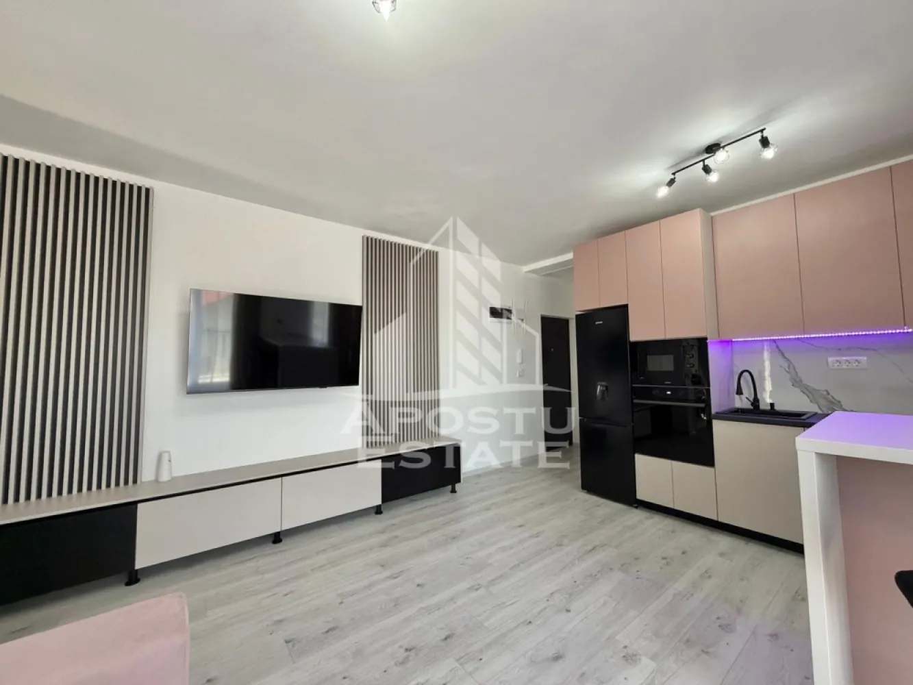Apartament cu 2 camere de inchiriat, prima inchiriere, Giroc - Agentia imobiliara APOSTU ESTATE va propune spre inchiriere un apartament cu 2 camere spatios si luminos, situat in Giroc, proximitatea SXD market. Zona linistita, potrivit pentru cupluri sau familii care isi doresc o locuinta in care sa se simta confortabil
Suprafata utila: 45 mp

Compartimentare eficienta:
-Bucatarie deschisa complet mobilata si utilata, cu loc de luat masa
-Living luminos si spatios
-Dormitor complet mbilat si utilat
-Baie prevazuta cu cabina de dus si geam la baie pentru ventilatie naturala

Confort si facilitati:
-Masina de spalat rufe
-Masina de spalat vase
-Doua balcoane
-Loc de parcare inclus in pret
-Incalzirea apartamentului: centrala proprie (incalzire prin pardoseala)

Localizare:
-Timis, Giroc, proximitatea SXD market

Ideal pentru:
-Persoane singure
-Familii
-Cupluri

Disponibilitate: imediata
Pret chirie lunara: 400 EUR
Programeaza o vizionare pentru a-ti putea imagina viitorul aici!
ID intern: CP3120370
