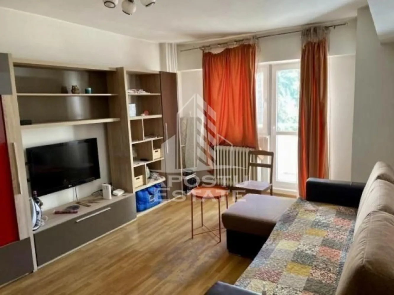 Apartament cu 1 camera, de vanzare, zona Soarelui, Timisoara - Agentia imobiliara APOSTU ESTATE va ofera spre vanzare un apartament 1 camera, mobilat si utilat, localizat in judetul Timis, Timisoara, zona Soarelui

Apartamentul are o suprafata de 38 mp utili si este situat la etajul 1 intr-un bloc cu 8 etaje, cu lift.

- Hol de acces

- Bucatarie

-Camera

- Baie

Confortul termic este asigurat prin intermediul termoficarii, dar se poate monta centrala proprie pe gaz.

Zona cu numeroase facilitati si puncte de interes precum: acces rapid si usor la mijloacele de transport in comun, si alte supermarket-uri in apropiere, farmacii, institutii de invatamant, restaurante, baruri, cafenele si multe altele.

Agentia imobiliara Apostu Estate va ofera consultanta bancara gratuita prin intermediul colaboratorilor nostri pentru alegerea celui mai potrivit tip de credit, astfel incat tu sa devi noul proprietar al acestui apartament.

Va asteptam cu drag la o vizionare!