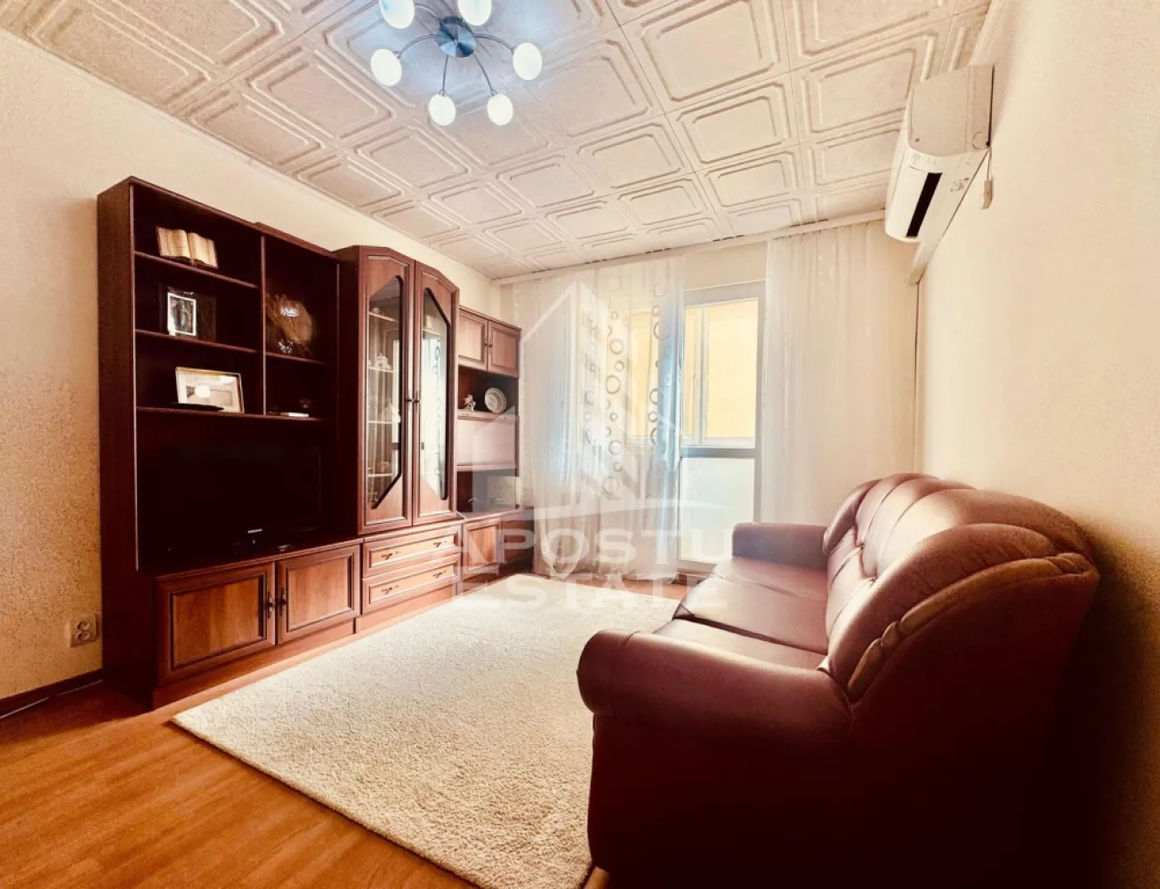 Apartament de vanzare 3 camere, 54 mp utili, zona Fortuna - Apostu Estate va ofera spre vanzare un apartament cu 3 camere, ideal pentru o familie sau pentru investitie, situat intr-o zona linistita si accesibila.
Locuinta este compartimentata practic si cuprinde 2 dormitoare spatioase, living luminos, bucatarie separata, baie cu geam pentru aerisire naturala, hol generos si balcon.
Apartamentul ofera un confort sporit datorita izolatiei interioare de 2 cm, inclusiv la nivelul tavanului, contribuind la mentinerea temperaturii optime in orice sezon.
Camerele sunt bine luminate natural si permit amenajarea dupa propriul gust.
Bucataria este functionala.
Baia cu geam aduce un plus de ventilatie si lumina naturala.
Holul este practic si ofera spatiu pentru depozitare.
Balconul poate fi folosit ca zona de relaxare sau spatiu suplimentar util.
Apartamentul este potrivit atat pentru locuit imediat, cat si pentru modernizare dupa preferinte.
Zona dispune de acces facil catre magazine, scoli, mijloace de transport si alte puncte de interes.
Imobilul este bine intretinut si ofera un ambient placut.
Locuinta este ideala pentru cei care cauta confort, spatiu si functionalitate.
Se vinde la un pret atractiv raportat la compartimentare si locatie.
Pentru mai multe detalii sau programarea unei vizionari, nu ezitati sa contactati.
ID CP3118626