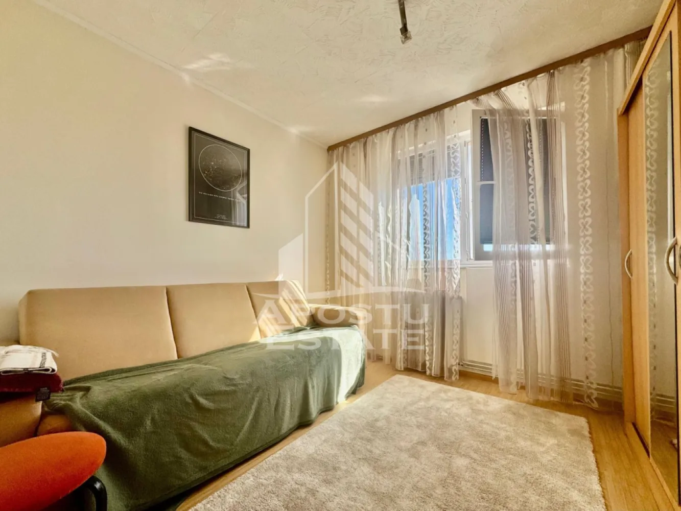 Apartament de vanzare 3 camere, 54 mp utili, zona Fortuna - Apostu Estate va ofera spre vanzare un apartament cu 3 camere, ideal pentru o familie sau pentru investitie, situat intr-o zona linistita si accesibila.
Locuinta este compartimentata practic si cuprinde 2 dormitoare spatioase, living luminos, bucatarie separata, baie cu geam pentru aerisire naturala, hol generos si balcon.
Apartamentul ofera un confort sporit datorita izolatiei interioare de 2 cm, inclusiv la nivelul tavanului, contribuind la mentinerea temperaturii optime in orice sezon.
Camerele sunt bine luminate natural si permit amenajarea dupa propriul gust.
Bucataria este functionala.
Baia cu geam aduce un plus de ventilatie si lumina naturala.
Holul este practic si ofera spatiu pentru depozitare.
Balconul poate fi folosit ca zona de relaxare sau spatiu suplimentar util.
Apartamentul este potrivit atat pentru locuit imediat, cat si pentru modernizare dupa preferinte.
Zona dispune de acces facil catre magazine, scoli, mijloace de transport si alte puncte de interes.
Imobilul este bine intretinut si ofera un ambient placut.
Locuinta este ideala pentru cei care cauta confort, spatiu si functionalitate.
Se vinde la un pret atractiv raportat la compartimentare si locatie.
Pentru mai multe detalii sau programarea unei vizionari, nu ezitati sa contactati.
ID CP3118626
