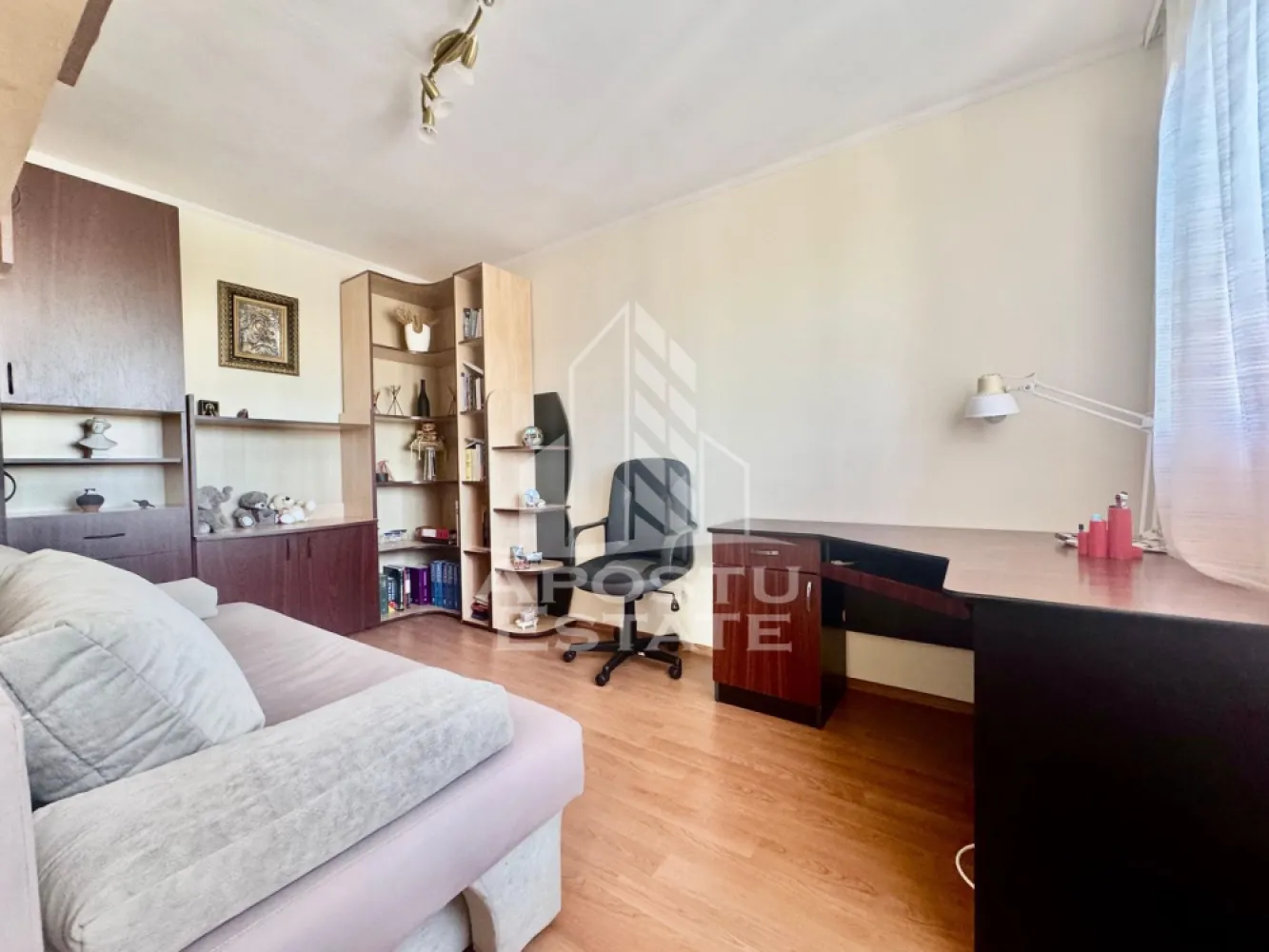 Apartament de vanzare 3 camere, 54 mp utili, zona Fortuna - Apostu Estate va ofera spre vanzare un apartament cu 3 camere, ideal pentru o familie sau pentru investitie, situat intr-o zona linistita si accesibila.
Locuinta este compartimentata practic si cuprinde 2 dormitoare spatioase, living luminos, bucatarie separata, baie cu geam pentru aerisire naturala, hol generos si balcon.
Apartamentul ofera un confort sporit datorita izolatiei interioare de 2 cm, inclusiv la nivelul tavanului, contribuind la mentinerea temperaturii optime in orice sezon.
Camerele sunt bine luminate natural si permit amenajarea dupa propriul gust.
Bucataria este functionala.
Baia cu geam aduce un plus de ventilatie si lumina naturala.
Holul este practic si ofera spatiu pentru depozitare.
Balconul poate fi folosit ca zona de relaxare sau spatiu suplimentar util.
Apartamentul este potrivit atat pentru locuit imediat, cat si pentru modernizare dupa preferinte.
Zona dispune de acces facil catre magazine, scoli, mijloace de transport si alte puncte de interes.
Imobilul este bine intretinut si ofera un ambient placut.
Locuinta este ideala pentru cei care cauta confort, spatiu si functionalitate.
Se vinde la un pret atractiv raportat la compartimentare si locatie.
Pentru mai multe detalii sau programarea unei vizionari, nu ezitati sa contactati.
ID CP3118626