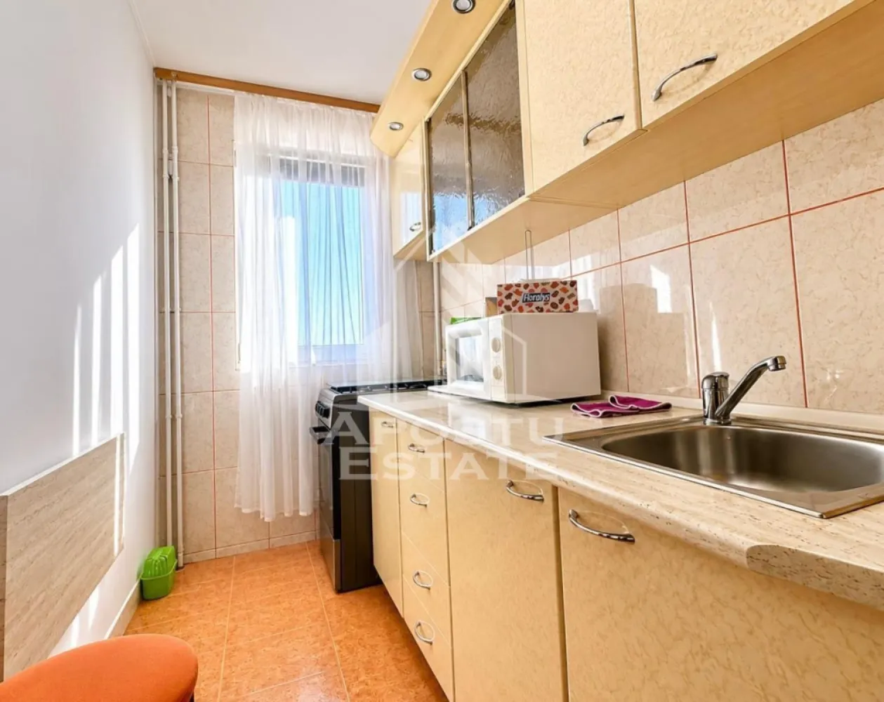 Apartament de vanzare 3 camere, 54 mp utili, zona Fortuna - Apostu Estate va ofera spre vanzare un apartament cu 3 camere, ideal pentru o familie sau pentru investitie, situat intr-o zona linistita si accesibila.
Locuinta este compartimentata practic si cuprinde 2 dormitoare spatioase, living luminos, bucatarie separata, baie cu geam pentru aerisire naturala, hol generos si balcon.
Apartamentul ofera un confort sporit datorita izolatiei interioare de 2 cm, inclusiv la nivelul tavanului, contribuind la mentinerea temperaturii optime in orice sezon.
Camerele sunt bine luminate natural si permit amenajarea dupa propriul gust.
Bucataria este functionala.
Baia cu geam aduce un plus de ventilatie si lumina naturala.
Holul este practic si ofera spatiu pentru depozitare.
Balconul poate fi folosit ca zona de relaxare sau spatiu suplimentar util.
Apartamentul este potrivit atat pentru locuit imediat, cat si pentru modernizare dupa preferinte.
Zona dispune de acces facil catre magazine, scoli, mijloace de transport si alte puncte de interes.
Imobilul este bine intretinut si ofera un ambient placut.
Locuinta este ideala pentru cei care cauta confort, spatiu si functionalitate.
Se vinde la un pret atractiv raportat la compartimentare si locatie.
Pentru mai multe detalii sau programarea unei vizionari, nu ezitati sa contactati.
ID CP3118626