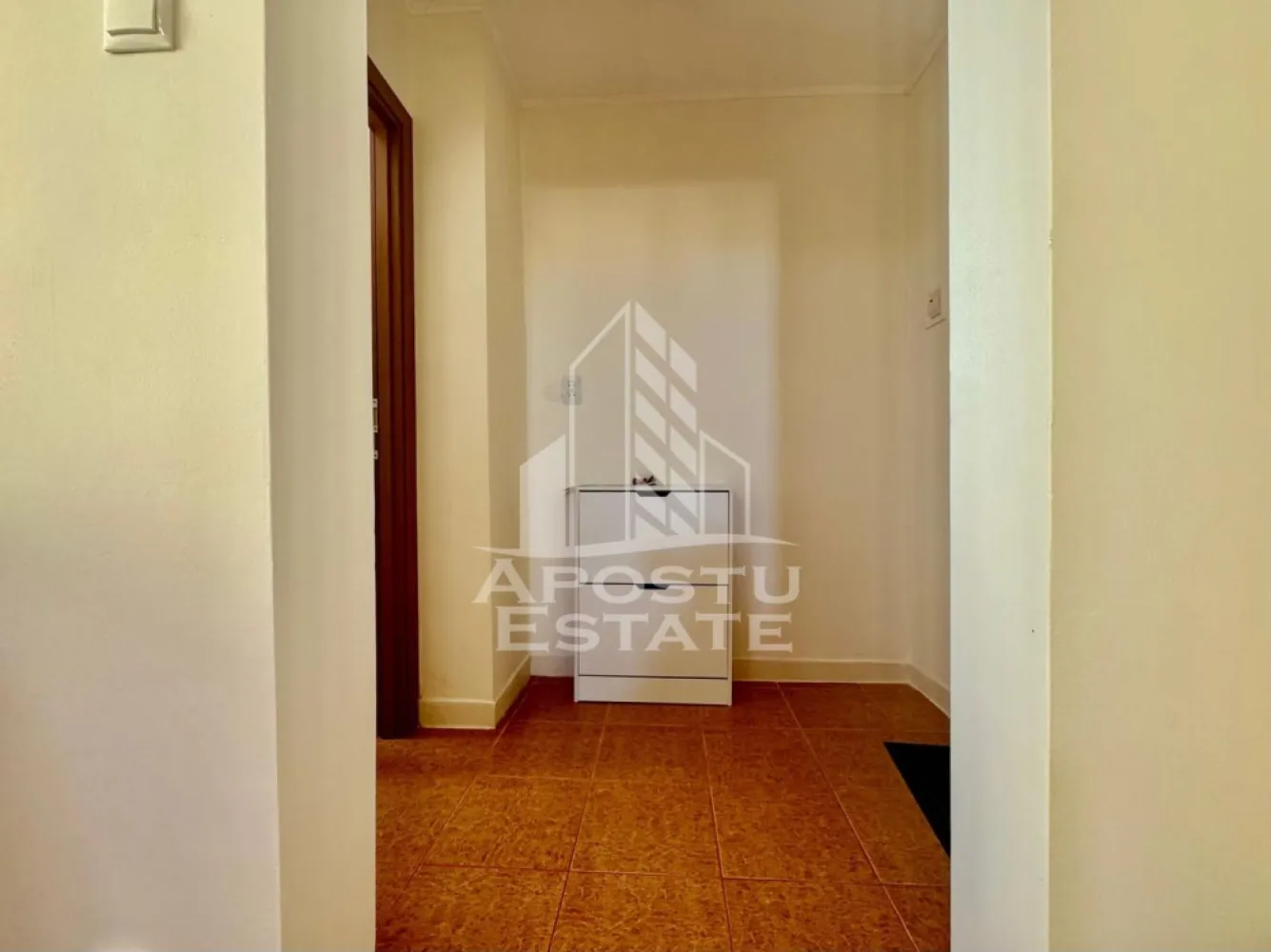 Apartament de vanzare 3 camere, 54 mp utili, zona Fortuna - Apostu Estate va ofera spre vanzare un apartament cu 3 camere, ideal pentru o familie sau pentru investitie, situat intr-o zona linistita si accesibila.
Locuinta este compartimentata practic si cuprinde 2 dormitoare spatioase, living luminos, bucatarie separata, baie cu geam pentru aerisire naturala, hol generos si balcon.
Apartamentul ofera un confort sporit datorita izolatiei interioare de 2 cm, inclusiv la nivelul tavanului, contribuind la mentinerea temperaturii optime in orice sezon.
Camerele sunt bine luminate natural si permit amenajarea dupa propriul gust.
Bucataria este functionala.
Baia cu geam aduce un plus de ventilatie si lumina naturala.
Holul este practic si ofera spatiu pentru depozitare.
Balconul poate fi folosit ca zona de relaxare sau spatiu suplimentar util.
Apartamentul este potrivit atat pentru locuit imediat, cat si pentru modernizare dupa preferinte.
Zona dispune de acces facil catre magazine, scoli, mijloace de transport si alte puncte de interes.
Imobilul este bine intretinut si ofera un ambient placut.
Locuinta este ideala pentru cei care cauta confort, spatiu si functionalitate.
Se vinde la un pret atractiv raportat la compartimentare si locatie.
Pentru mai multe detalii sau programarea unei vizionari, nu ezitati sa contactati.
ID CP3118626
