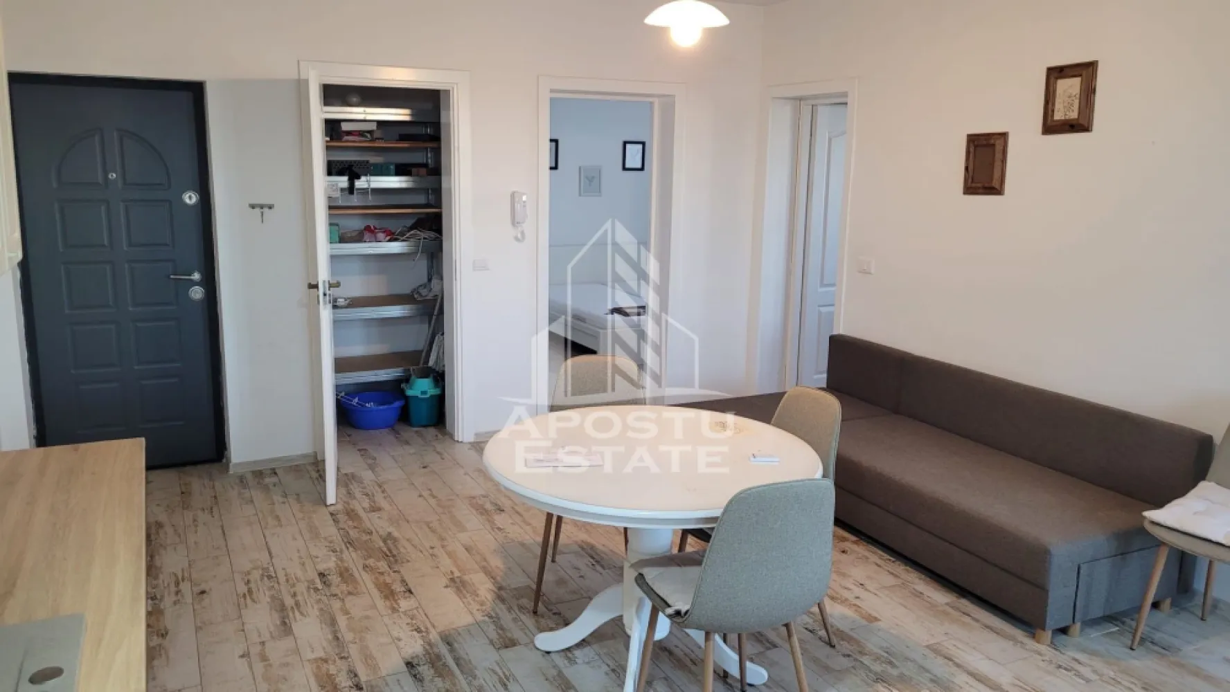 Apartament cu 3 camere, mobilat, cu gradina, in vatra satului Giroc - APOSTU ESTATE va ofera spre inchiriere un apartament cu 3 camere, open space, situat in vatra satului din Giroc, jud Timis.
Dispune de o suprafata de 52 mp utili + balcon de 4 mp.
Confortul termic se realizeaza cu ajutorul centralei proprii pe gaz cu incalzire in pardoseala.
Beneficiaza de 1 loc de parcare.
Gradina este la comun pentru toata cladirea.
Regimul de inaltime este P+2 etaje.
Se inchiriaza complet utilat si mobilat.
Curtea este amenajata cu foisor si loc de joaca pentru copii.

Compartimentare:
- living open space
- bucatarie
- 2 dormitoare
- baie cu cada si geam
- debara
- balcon

Pretul de inchiriere este de 430 euro + garantie.
Va asteptam cu drag la o vizionare!
CP 3120367