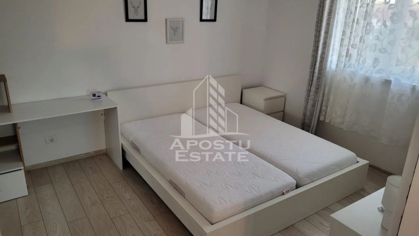 Apartament cu 3 camere, mobilat, cu gradina, in vatra satului Giroc - APOSTU ESTATE va ofera spre inchiriere un apartament cu 3 camere, open space, situat in vatra satului din Giroc, jud Timis.
Dispune de o suprafata de 52 mp utili + balcon de 4 mp.
Confortul termic se realizeaza cu ajutorul centralei proprii pe gaz cu incalzire in pardoseala.
Beneficiaza de 1 loc de parcare.
Gradina este la comun pentru toata cladirea.
Regimul de inaltime este P+2 etaje.
Se inchiriaza complet utilat si mobilat.
Curtea este amenajata cu foisor si loc de joaca pentru copii.

Compartimentare:
- living open space
- bucatarie
- 2 dormitoare
- baie cu cada si geam
- debara
- balcon

Pretul de inchiriere este de 430 euro + garantie.
Va asteptam cu drag la o vizionare!
CP 3120367
