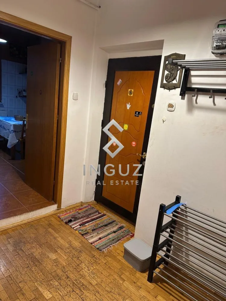 Apartament 2 camere de închiriat – Zona Titan, lângă parc - Apartament 2 camere de închiriat – Zona Titan, lângă parc ⬇️ العربية بالأسفل ⬇️

Se oferă spre închiriere un apartament cu 2 camere, situat la etajul 3 din 3, într-o zonă liniștită și curată, în apropierea Parcului Titan.

Localizare excelentă:
• La aproximativ 10 minute de mers pe jos de ParkLake Shopping Center
• Acces rapid către Parcul Titan (IOR), mijloace de transport în comun, supermarketuri, farmacii, cafenele și restaurante
• Zonă verde, ideală pentru relaxare și plimbări

Detalii apartament:
• Compartimentare practică și luminoasă
• Debara spațioasă în bucătărie
• Cameră tip boxă/depozitare la subsol
• Situat într-un imobil liniștit și bine întreținut
• Ideal pentru cupluri, persoane singure sau familie restrânsă

Apartamentul oferă un echilibru foarte bun între confort, liniște și acces rapid către una dintre cele mai apreciate zone din Sector 3.
Pentru mai multe detalii sau programarea unei vizionări:

شقة غرفتين للإيجار – منطقة تيتان بالقرب من الحديقة

متوفر للإيجار شقة مكونة من غرفتين، تقع في الطابق الثالث من 3، ضمن منطقة هادئة ونظيفة بالقرب من حديقة تيتان.

 موقع ممتاز:
• حوالي 10 دقائق مشياً إلى مول ParkLake
• قريبة من حديقة Titan (IOR)
• وصول سريع للمواصلات، السوبرماركت، الصيدليات، الكافيهات والمطاعم
• منطقة مريحة وهادئة مناسبة للسكن والاستقرار

 تفاصيل الشقة:
• تقسيم عملي ومريح
• غرفة تخزين داخل المطبخ
• غرفة تخزين إضافية في القبو (Subsol)
• بناية هادئة ومعتنى بها
• مناسبة لشخص واحد، زوجين أو عائلة صغيرة

الشقة توفر توازن ممتاز بين الهدوء، الراحة، والموقع الحيوي في واحدة من أفضل مناطق القطاع 3.

للمزيد من المعلومات أو لحجز موعد للمعاينة: