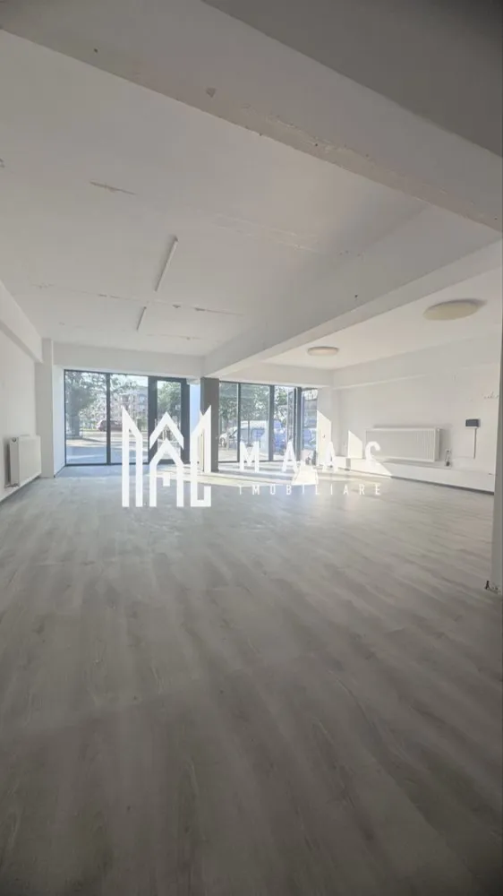 Spațiu birouri I Open- space I 60 mpu I Parcare I Selgros - De închiriat, împreună sau separat, două spații comerciale la parter, potrivite pentru multiple destinații. 

Suprafața totală este de 85 mp ( unul de 60 mp, altul de 25 mp ), situată la parterul unei clădiri moderne.

Caracteristici principale:
- Spații semicompartimentate, flexibile ca utilizare
- Încălzire centrală
- Perete de sticlă cu vizibilitate excelentă la stradă
- Grup sanitar amenajat
- Iluminat natural și artificial eficient
- Locuri de parcare disponibile

Localizare: zonă cu trafic intens, acces rapid la autostradă, aproape de târg, Selgros, Shopping Prima și alte puncte de interes.
Disponibilitate: imediată.

Pentru detalii suplimentare sau programarea unei vizionări, contactați MAAC Imobiliare specificând ID CP2884964.