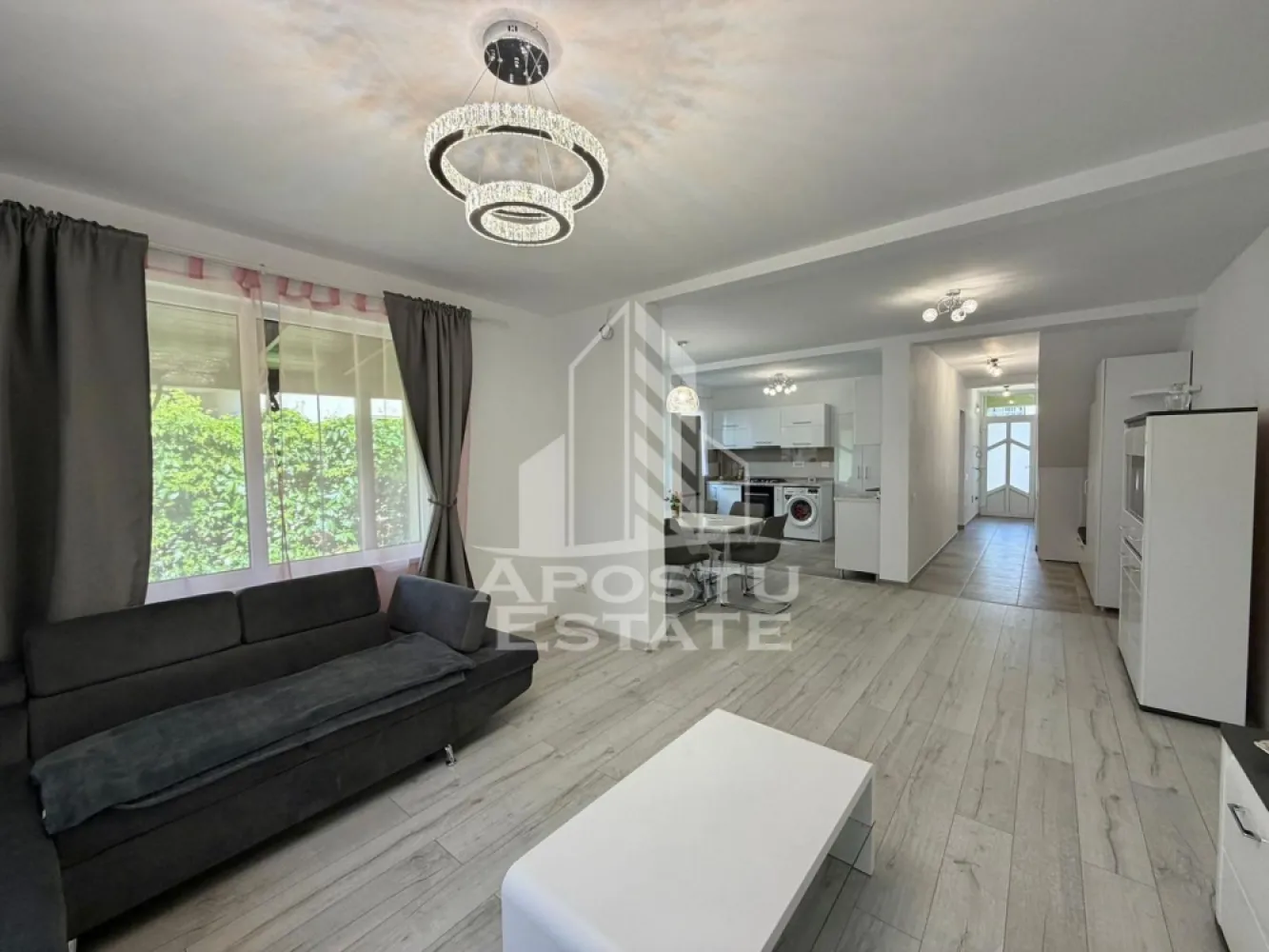 Casa cu 5 camere de inchiriat, zona Decathlon, Aradului, Timisoara - Agentia imobiliara APOSTU ESTATE va propune spre inchiriere o casa cu 5 camere spatioasa si luminoasa, situata in Timisoara, zona Aradului, ca punct de reper apropiat in spatele DECATHLON. Zona linistita, potrivit pentru cupluri sau familii care isi doresc o locuinta in care sa se simta confortabil
Suprafata utila: 175 mp

Compartimentare eficienta:
-Bucatarie deschisa complet mobilata si utilata, cu loc de luat masa
-Living luminos si spatios
-Dormitoare complet mobilate si utilate
-Bai prevazute cu cada si geam la baie pentru ventilatie naturala

Confort si facilitati:
-Masina de spalat rufe
-Aer conditionat
- Terasa
-Locuri de parcare
-Incalzirea apartamentului: centrala proprie (incalzire prin pardoseala)

Localizare:
-Timis, Timisoara, zona Aradului, proximitatea DECATHLON, Mega Image

Ideal pentru:
-Cupluri
-Familii la inceput de drum

Disponibilitate: imediata
Pret chirie lunara: 1100 EUR usor negociabil
Programeaza o vizionare pentru a-ti putea imagina viitorul aici!
ID intern: CP3120400