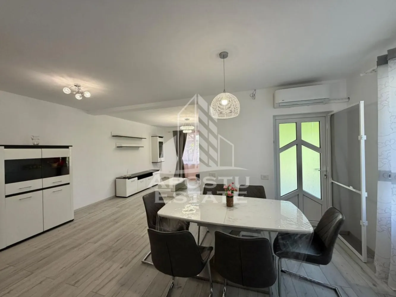 Casa cu 5 camere de inchiriat, zona Decathlon, Aradului, Timisoara - Agentia imobiliara APOSTU ESTATE va propune spre inchiriere o casa cu 5 camere spatioasa si luminoasa, situata in Timisoara, zona Aradului, ca punct de reper apropiat in spatele DECATHLON. Zona linistita, potrivit pentru cupluri sau familii care isi doresc o locuinta in care sa se simta confortabil
Suprafata utila: 175 mp

Compartimentare eficienta:
-Bucatarie deschisa complet mobilata si utilata, cu loc de luat masa
-Living luminos si spatios
-Dormitoare complet mobilate si utilate
-Bai prevazute cu cada si geam la baie pentru ventilatie naturala

Confort si facilitati:
-Masina de spalat rufe
-Aer conditionat
- Terasa
-Locuri de parcare
-Incalzirea apartamentului: centrala proprie (incalzire prin pardoseala)

Localizare:
-Timis, Timisoara, zona Aradului, proximitatea DECATHLON, Mega Image

Ideal pentru:
-Cupluri
-Familii la inceput de drum

Disponibilitate: imediata
Pret chirie lunara: 1100 EUR usor negociabil
Programeaza o vizionare pentru a-ti putea imagina viitorul aici!
ID intern: CP3120400