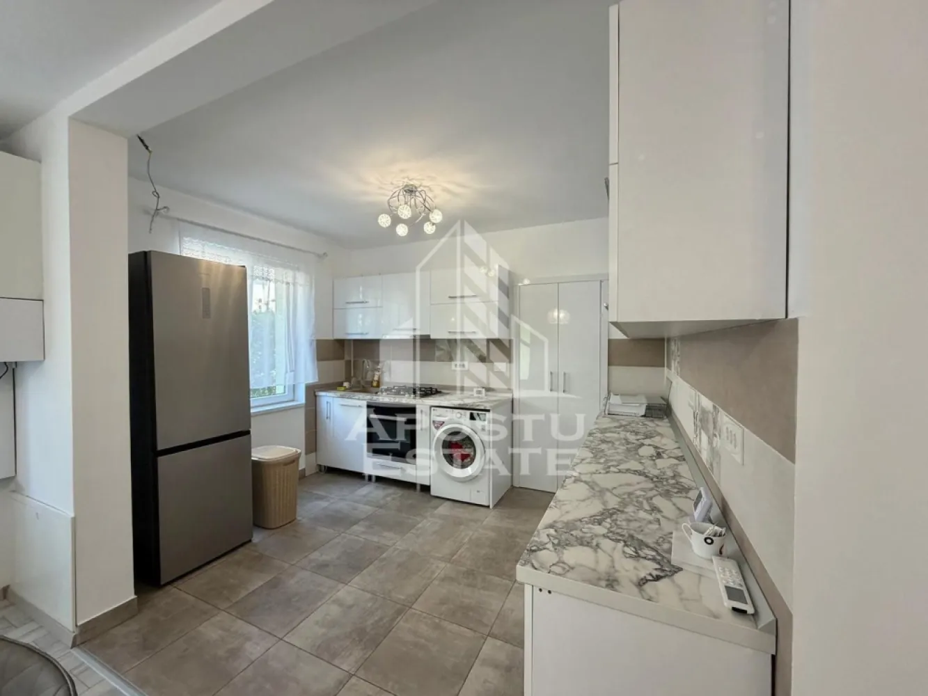 Casa cu 5 camere de inchiriat, zona Decathlon, Aradului, Timisoara - Agentia imobiliara APOSTU ESTATE va propune spre inchiriere o casa cu 5 camere spatioasa si luminoasa, situata in Timisoara, zona Aradului, ca punct de reper apropiat in spatele DECATHLON. Zona linistita, potrivit pentru cupluri sau familii care isi doresc o locuinta in care sa se simta confortabil
Suprafata utila: 175 mp

Compartimentare eficienta:
-Bucatarie deschisa complet mobilata si utilata, cu loc de luat masa
-Living luminos si spatios
-Dormitoare complet mobilate si utilate
-Bai prevazute cu cada si geam la baie pentru ventilatie naturala

Confort si facilitati:
-Masina de spalat rufe
-Aer conditionat
- Terasa
-Locuri de parcare
-Incalzirea apartamentului: centrala proprie (incalzire prin pardoseala)

Localizare:
-Timis, Timisoara, zona Aradului, proximitatea DECATHLON, Mega Image

Ideal pentru:
-Cupluri
-Familii la inceput de drum

Disponibilitate: imediata
Pret chirie lunara: 1100 EUR usor negociabil
Programeaza o vizionare pentru a-ti putea imagina viitorul aici!
ID intern: CP3120400