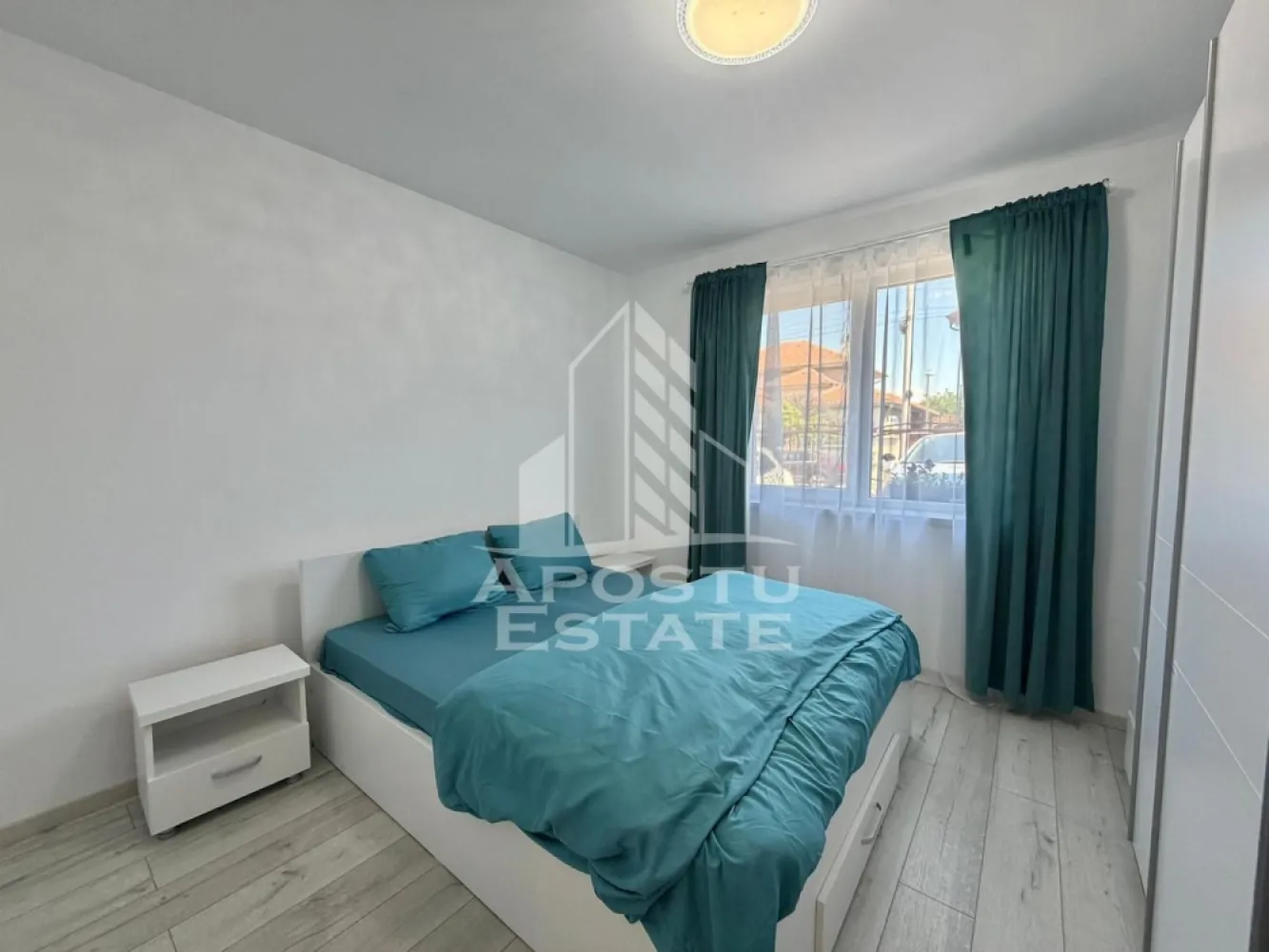 Casa cu 5 camere de inchiriat, zona Decathlon, Aradului, Timisoara - Agentia imobiliara APOSTU ESTATE va propune spre inchiriere o casa cu 5 camere spatioasa si luminoasa, situata in Timisoara, zona Aradului, ca punct de reper apropiat in spatele DECATHLON. Zona linistita, potrivit pentru cupluri sau familii care isi doresc o locuinta in care sa se simta confortabil
Suprafata utila: 175 mp

Compartimentare eficienta:
-Bucatarie deschisa complet mobilata si utilata, cu loc de luat masa
-Living luminos si spatios
-Dormitoare complet mobilate si utilate
-Bai prevazute cu cada si geam la baie pentru ventilatie naturala

Confort si facilitati:
-Masina de spalat rufe
-Aer conditionat
- Terasa
-Locuri de parcare
-Incalzirea apartamentului: centrala proprie (incalzire prin pardoseala)

Localizare:
-Timis, Timisoara, zona Aradului, proximitatea DECATHLON, Mega Image

Ideal pentru:
-Cupluri
-Familii la inceput de drum

Disponibilitate: imediata
Pret chirie lunara: 1100 EUR usor negociabil
Programeaza o vizionare pentru a-ti putea imagina viitorul aici!
ID intern: CP3120400
