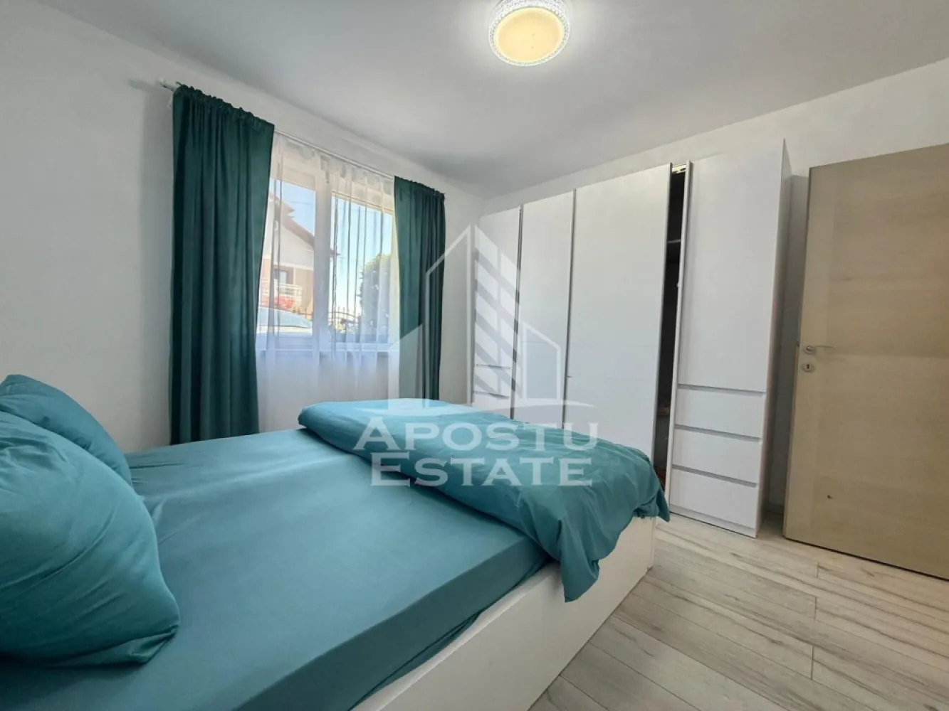 Casa cu 5 camere de inchiriat, zona Decathlon, Aradului, Timisoara - Agentia imobiliara APOSTU ESTATE va propune spre inchiriere o casa cu 5 camere spatioasa si luminoasa, situata in Timisoara, zona Aradului, ca punct de reper apropiat in spatele DECATHLON. Zona linistita, potrivit pentru cupluri sau familii care isi doresc o locuinta in care sa se simta confortabil
Suprafata utila: 175 mp

Compartimentare eficienta:
-Bucatarie deschisa complet mobilata si utilata, cu loc de luat masa
-Living luminos si spatios
-Dormitoare complet mobilate si utilate
-Bai prevazute cu cada si geam la baie pentru ventilatie naturala

Confort si facilitati:
-Masina de spalat rufe
-Aer conditionat
- Terasa
-Locuri de parcare
-Incalzirea apartamentului: centrala proprie (incalzire prin pardoseala)

Localizare:
-Timis, Timisoara, zona Aradului, proximitatea DECATHLON, Mega Image

Ideal pentru:
-Cupluri
-Familii la inceput de drum

Disponibilitate: imediata
Pret chirie lunara: 1100 EUR usor negociabil
Programeaza o vizionare pentru a-ti putea imagina viitorul aici!
ID intern: CP3120400