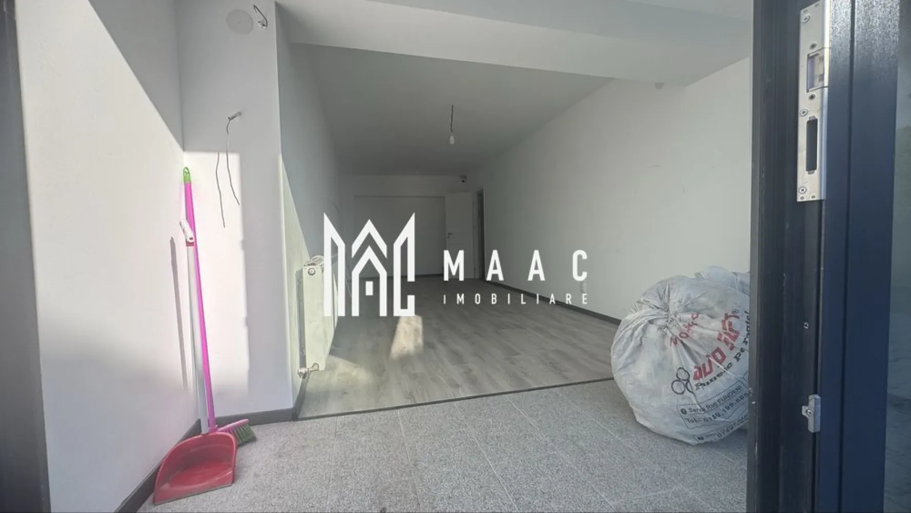 Spațiu birouri I Open- space I 60 mpu I Parcare I Selgros - De închiriat, împreună sau separat, două spații comerciale la parter, potrivite pentru multiple destinații. 

Suprafața totală este de 85 mp ( unul de 60 mp, altul de 25 mp ), situată la parterul unei clădiri moderne.

Caracteristici principale:
- Spații semicompartimentate, flexibile ca utilizare
- Încălzire centrală
- Perete de sticlă cu vizibilitate excelentă la stradă
- Grup sanitar amenajat
- Iluminat natural și artificial eficient
- Locuri de parcare disponibile

Localizare: zonă cu trafic intens, acces rapid la autostradă, aproape de târg, Selgros, Shopping Prima și alte puncte de interes.
Disponibilitate: imediată.

Pentru detalii suplimentare sau programarea unei vizionări, contactați MAAC Imobiliare specificând ID CP2884964.
