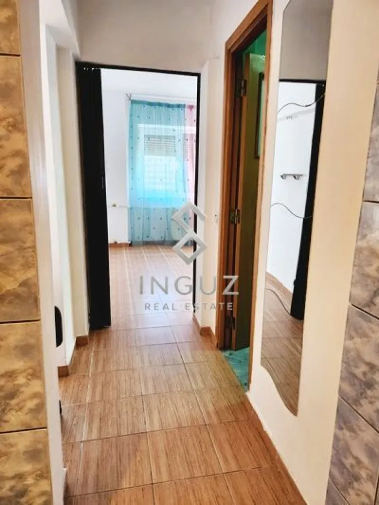De închiriat – Apartament 2 camere | Zona Carrefour Pantelimon - De închiriat – Apartament 2 camere | Zona Carrefour Pantelimon

Apartament spațios cu 2 camere, situat la etajul 7 din 10, recent renovat, disponibil imediat.

Locuința este nemobilată, fiind ideală pentru persoane care doresc să își amenajeze spațiul după propriul stil și preferințe.

Localizare:
• Zona Carrefour Pantelimon
• Aproximativ 5 minute până la metrou
• Acces rapid către mijloace de transport în comun, magazine și alte puncte de interes

Dotări și avantaje:
• Geamuri termopan
• Aer condiționat
• Compartimentare practică și luminoasă
• Imobil bine întreținut
• Zonă cu acces facil către toate necesitățile zilnice

Ideal pentru cupluri, persoane singure sau pentru cei care caută un apartament pe termen lung într-o zonă accesibilă și bine conectată.

للإيجار – شقة غرفتين | منطقة كارفور بانتليمون

شقة واسعة مكونة من غرفتين، تقع في الطابق 7 من 10، مجددة حديثاً ومتوفرة للسكن فوراً.

الشقة غير مفروشة، مما يجعلها مناسبة للأشخاص الذين يرغبون بتجهيز وترتيب المنزل حسب ذوقهم الخاص.

الموقع:
• منطقة Carrefour Pantelimon
• حوالي 5 دقائق عن المترو
• وصول سريع للمواصلات العامة، المحلات التجارية والخدمات اليومية

المواصفات والمميزات:
• نوافذ Thermopan
• مكيف هواء
• تقسيم عملي وإضاءة طبيعية ممتازة
• بناية مرتبة ومعتنى بها
• منطقة مريحة مع سهولة الوصول لكل الاحتياجات اليومية

مناسبة لشخص واحد، زوجين، أو سكن طويل الأمد ضمن منطقة حيوية وسهلة الوصول.

Pentru mai multe detalii sau programarea unei vizionări:
للمزيد من المعلومات أو لحجز موعد للمعاينة:

Inguz Real Estate
📱 +40 774 017 567
✉️ mahmoud.s@inguzrealestate.com